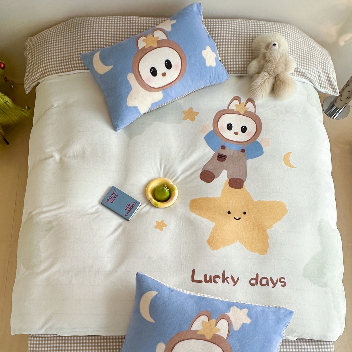 91家纺网 家纺一手货源 找家纺 桃子家居 2025新品A类ins博主大版卡通数码印花加厚牛奶绒系列四件套 绒大版-幸运星