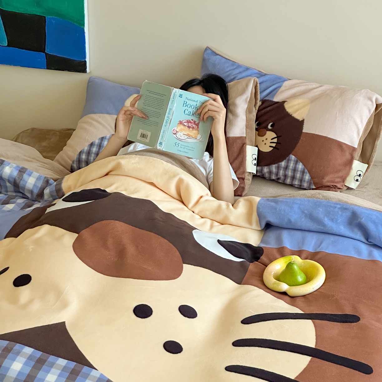 91家纺网 家纺一手货源 找家纺 桃子家居 2025新品A类ins博主大版卡通数码印花加厚牛奶绒系列四件套 绒大版-格子猫