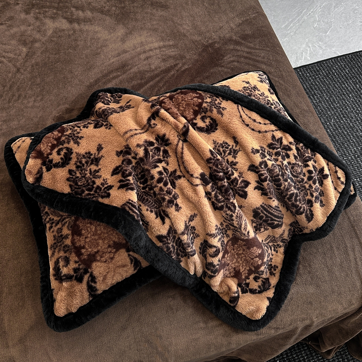 91家纺网 家纺一手货源 找家纺 民新家纺 2025新款兔毛绒包边款四件套 欧式花