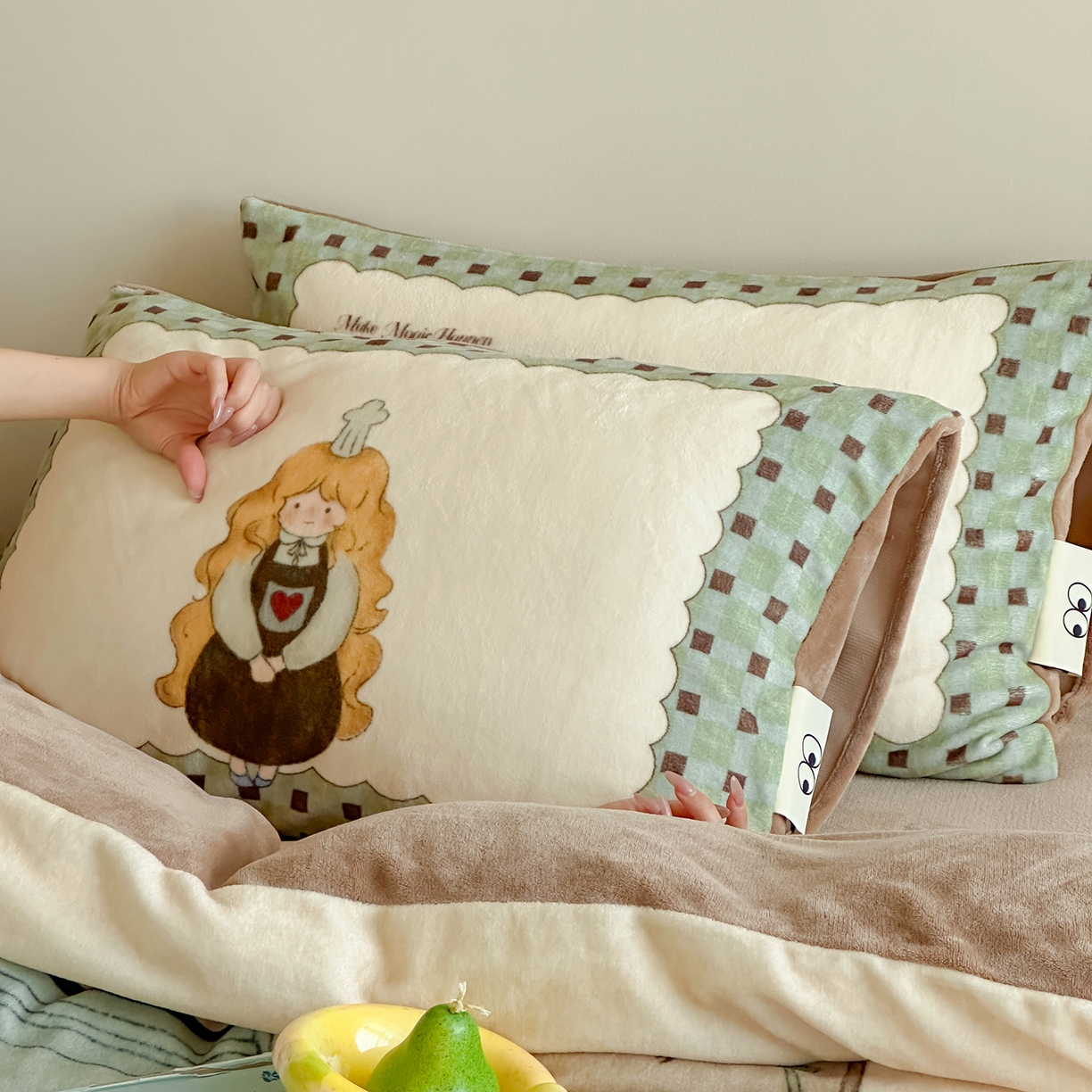 91家纺网 家纺一手货源 找家纺 桃子家居 2025新品A类ins博主大版卡通数码印花加厚牛奶绒系列四件套 绒大版-辛德女孩