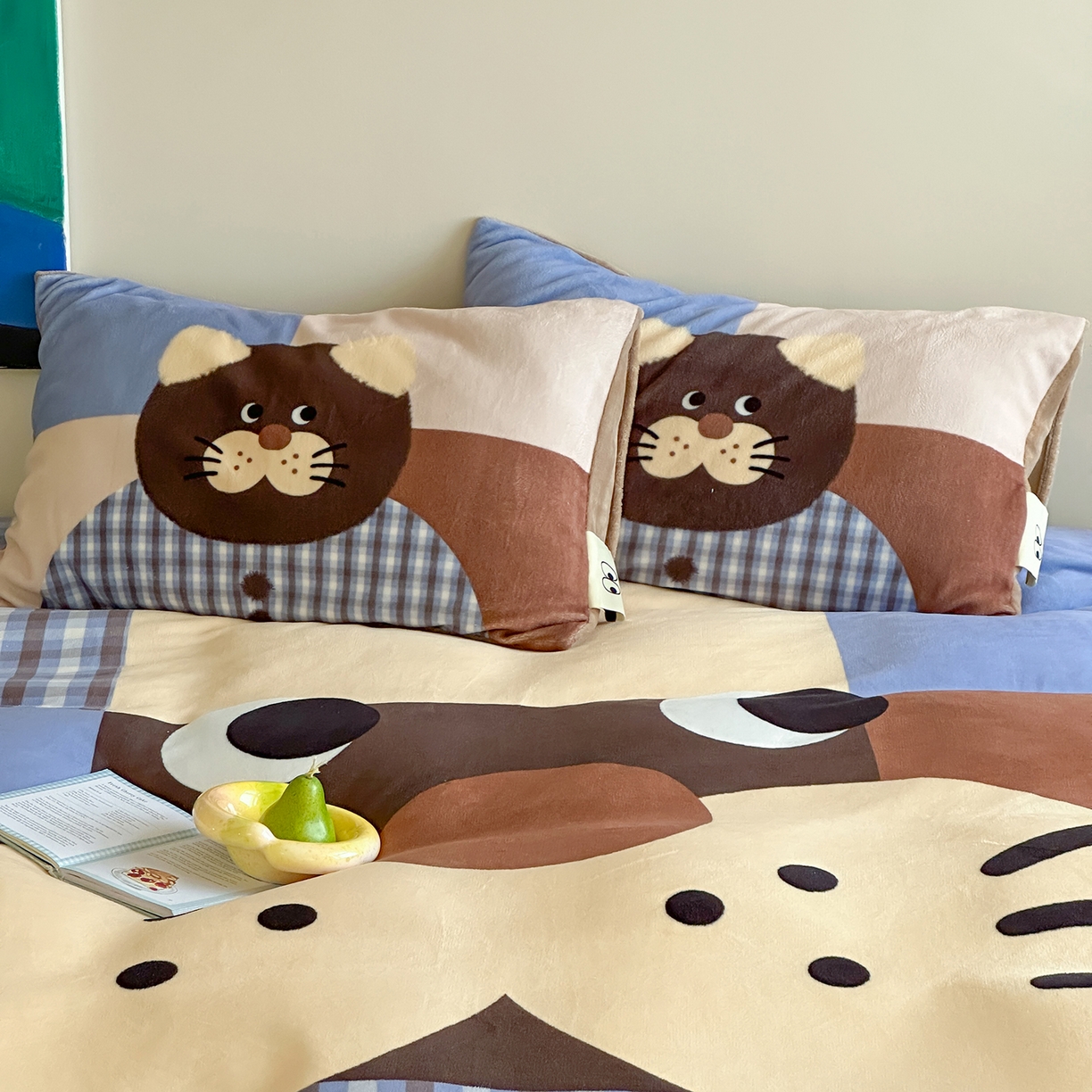 91家纺网 家纺一手货源 找家纺 桃子家居 2025新品A类ins博主大版卡通数码印花加厚牛奶绒系列四件套 绒大版-格子猫