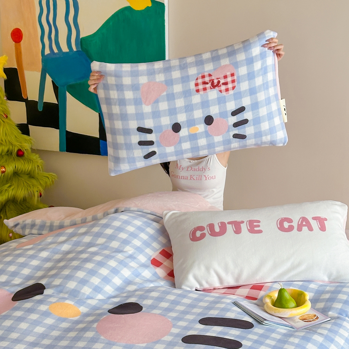 91家纺网 家纺一手货源 找家纺 桃子家居 2025新品A类ins博主大版卡通数码印花加厚牛奶绒系列四件套 绒大版-蓝粉可爱猫