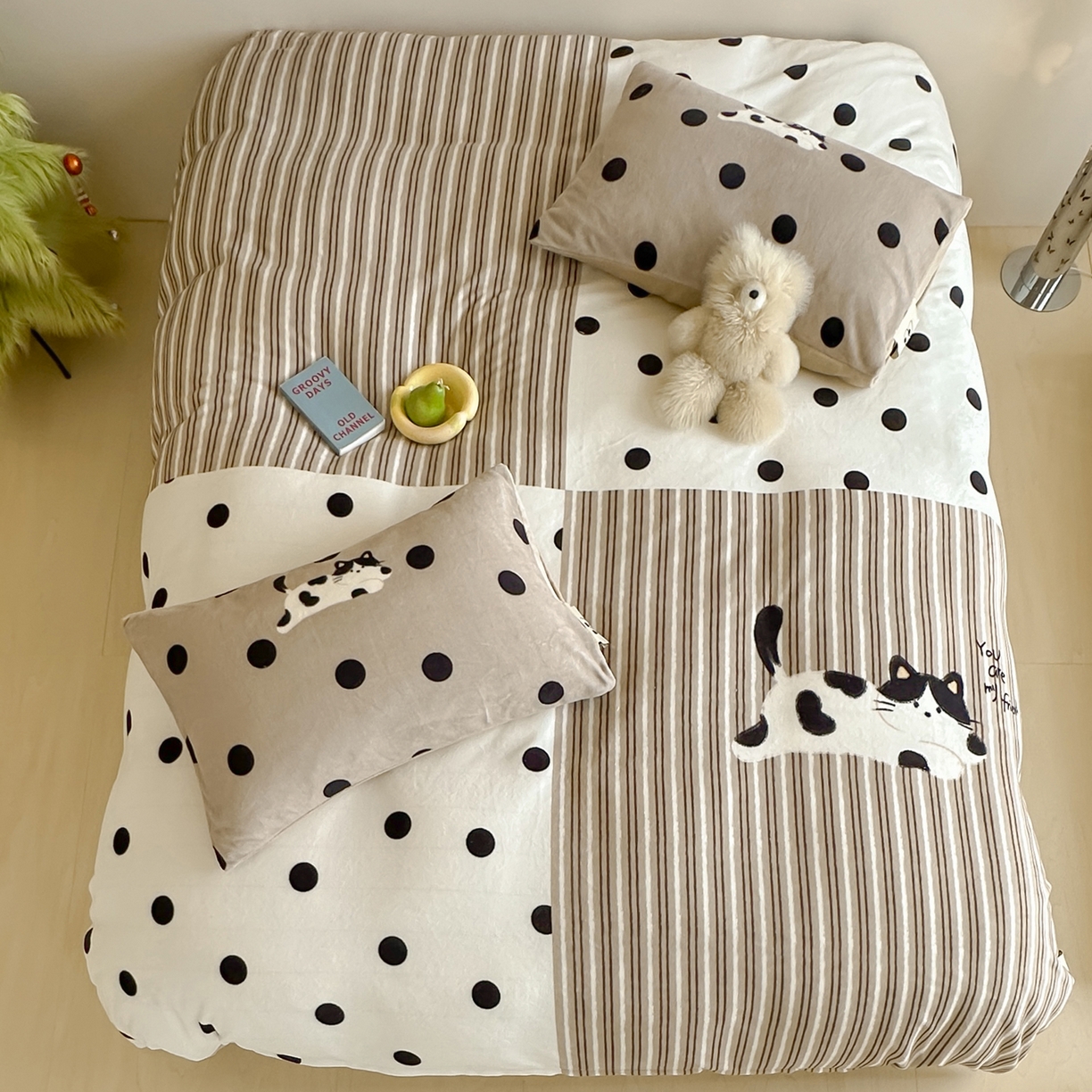 91家纺网 家纺一手货源 找家纺 桃子家居 2025新品A类ins博主大版卡通数码印花加厚牛奶绒系列四件套 绒大版-奶茶猫