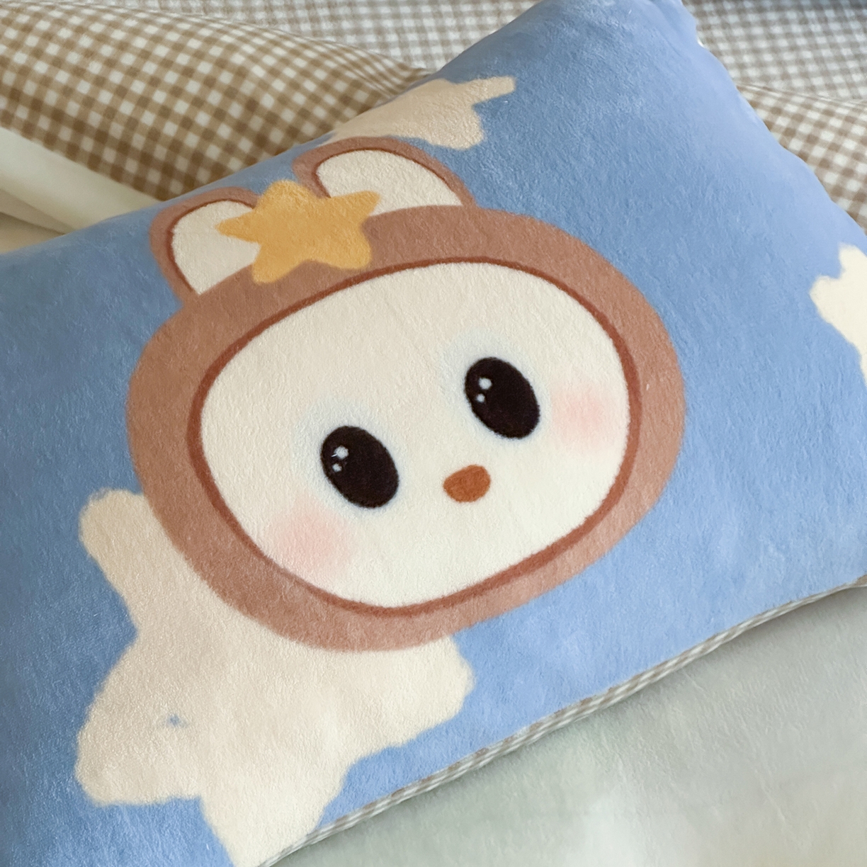 91家纺网 家纺一手货源 找家纺 桃子家居 2025新品A类ins博主大版卡通数码印花加厚牛奶绒系列四件套 绒大版-幸运星