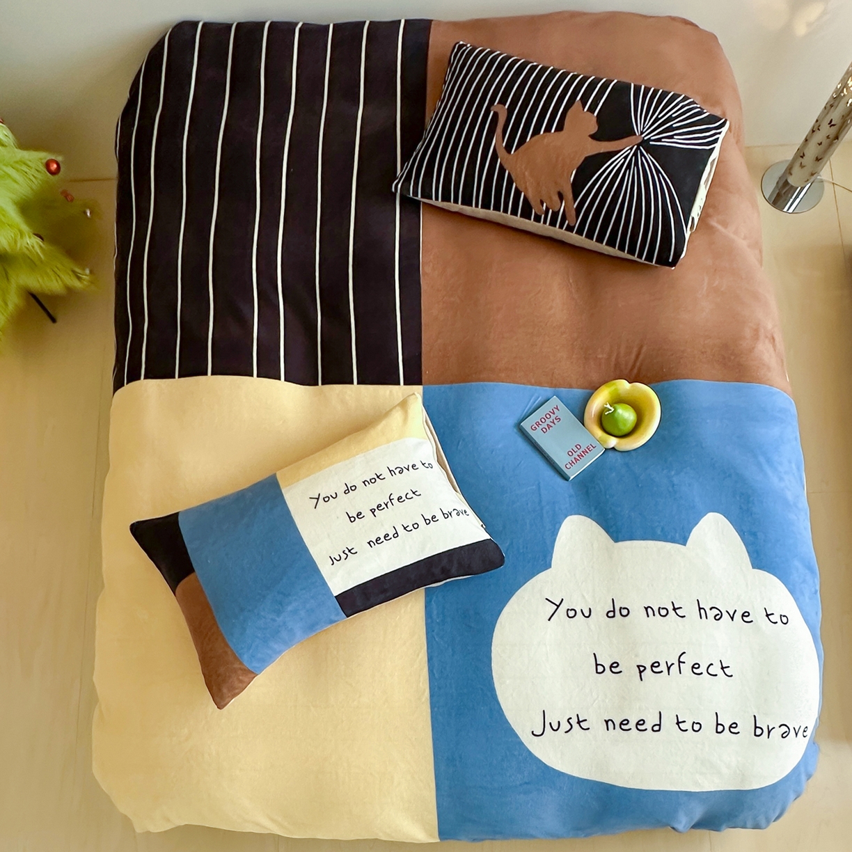 91家纺网 家纺一手货源 找家纺 桃子家居 2025新品A类ins博主大版卡通数码印花加厚牛奶绒系列四件套 绒大版-思想猫