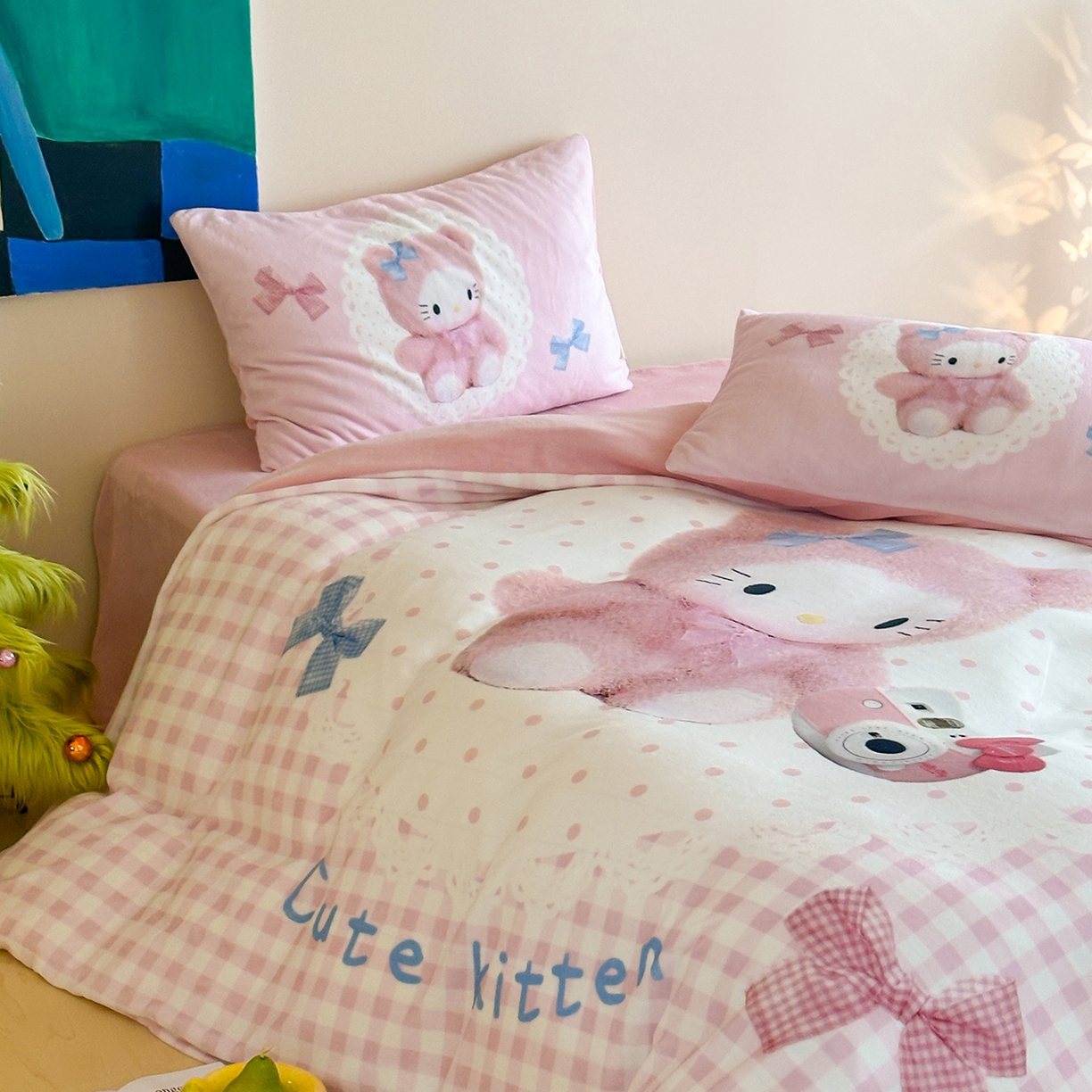 91家纺网 家纺一手货源 找家纺 桃子家居 2025新品A类ins博主大版卡通数码印花加厚牛奶绒系列四件套 绒大版-粉格蕾丝喵