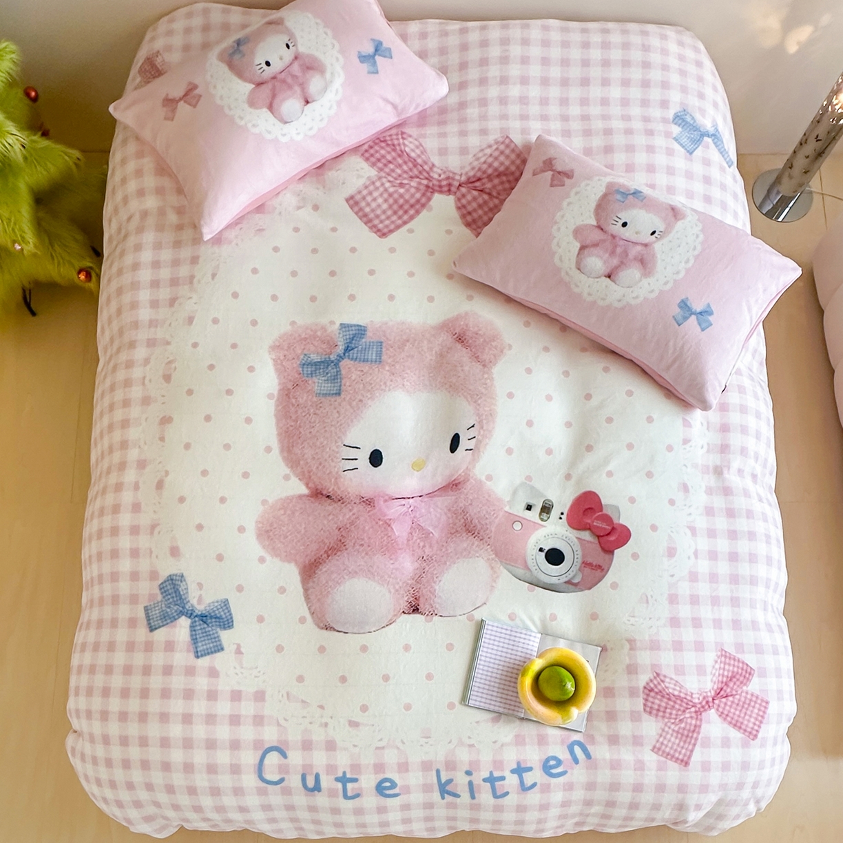 91家纺网 家纺一手货源 找家纺 桃子家居 2025新品A类ins博主大版卡通数码印花加厚牛奶绒系列四件套 绒大版-粉格蕾丝喵