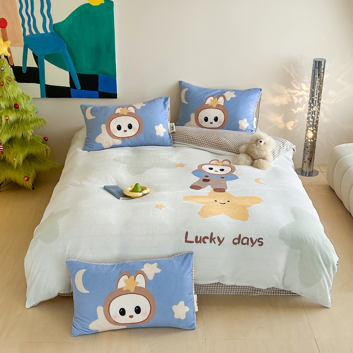 91家纺网 家纺一手货源 找家纺 桃子家居 2025新品A类ins博主大版卡通数码印花加厚牛奶绒系列四件套 绒大版-幸运星