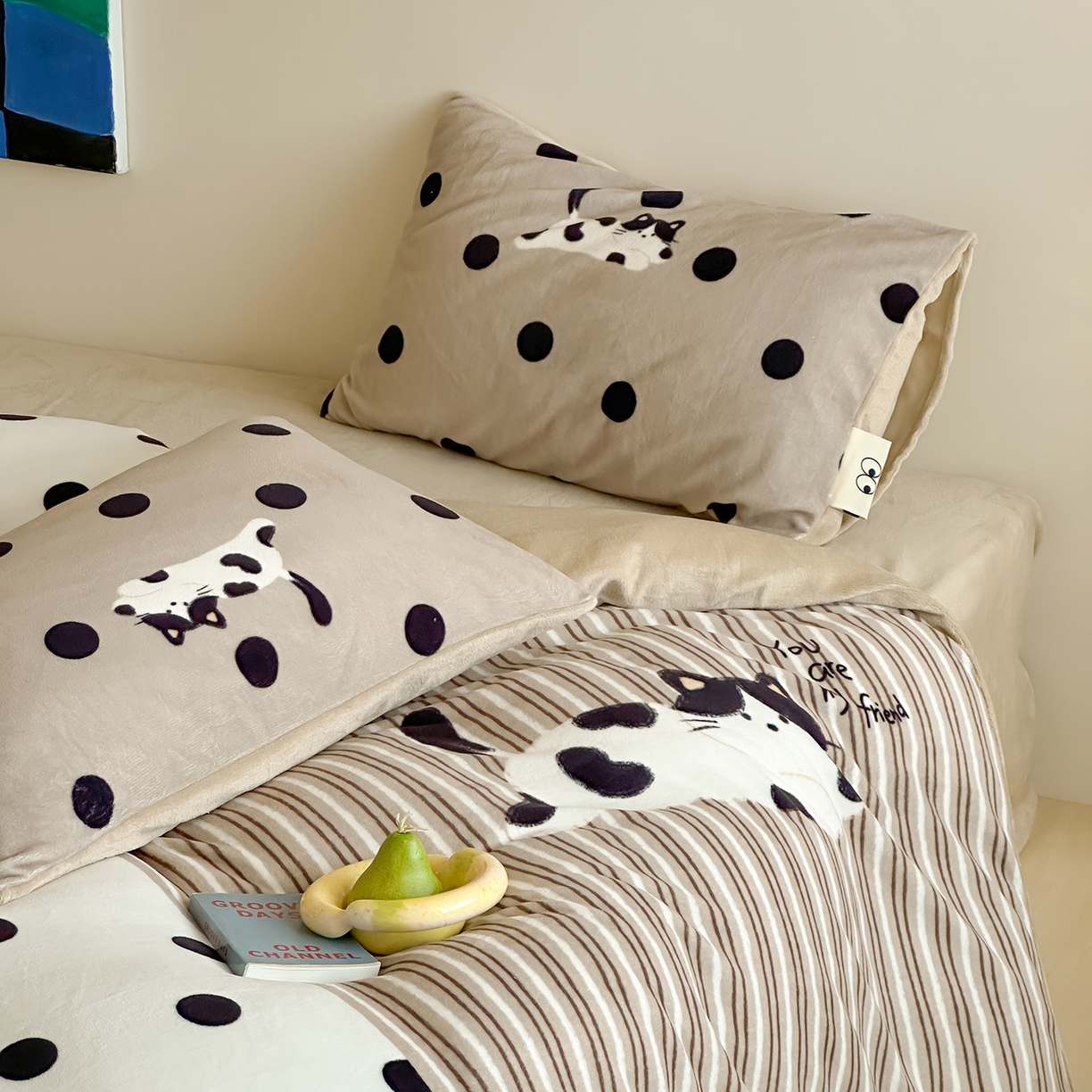 91家纺网 家纺一手货源 找家纺 桃子家居 2025新品A类ins博主大版卡通数码印花加厚牛奶绒系列四件套 绒大版-奶茶猫