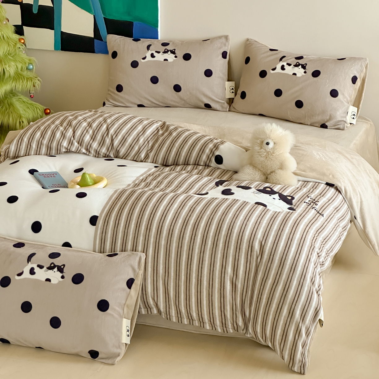 91家纺网 家纺一手货源 找家纺 桃子家居 2025新品A类ins博主大版卡通数码印花加厚牛奶绒系列四件套 绒大版-奶茶猫