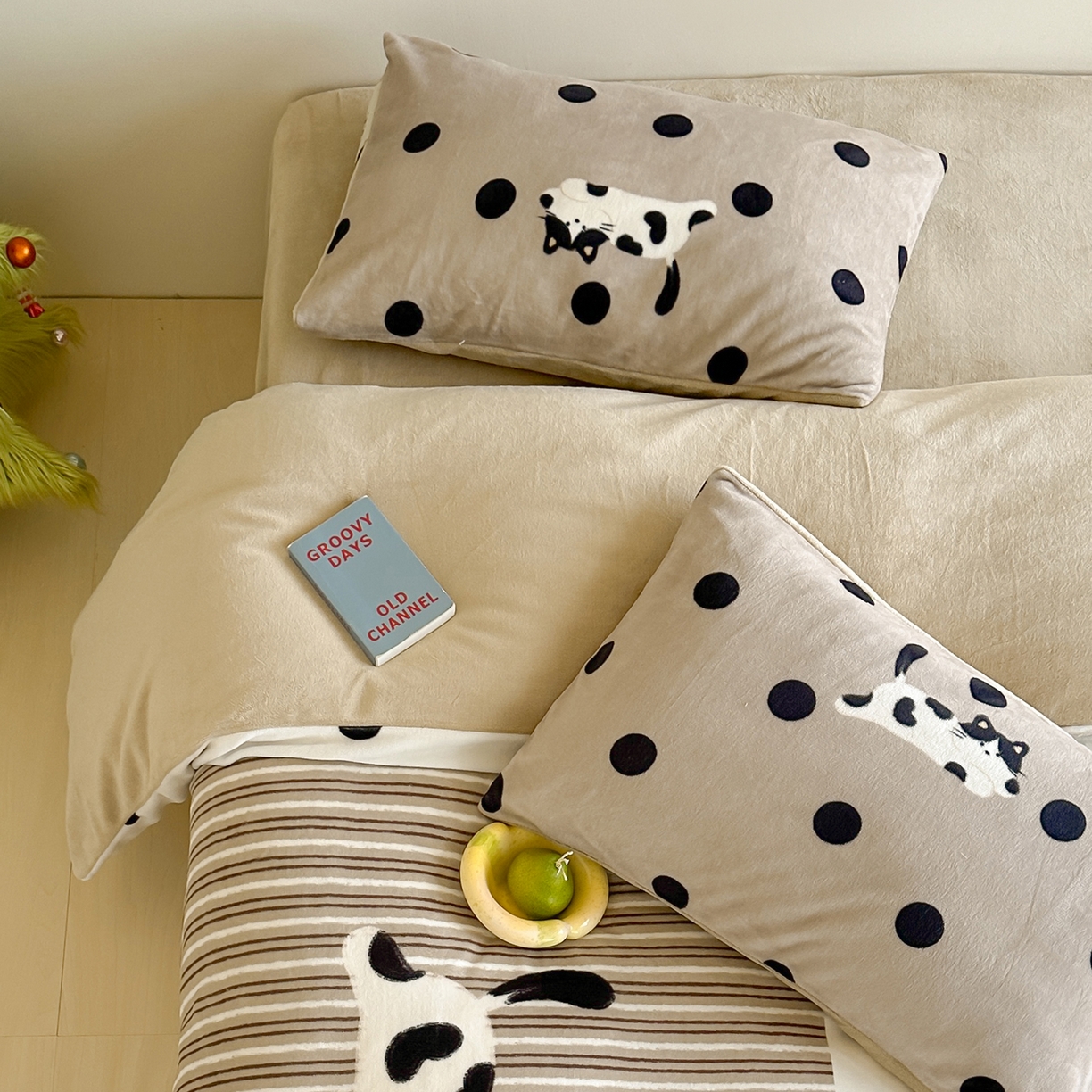 91家纺网 家纺一手货源 找家纺 桃子家居 2025新品A类ins博主大版卡通数码印花加厚牛奶绒系列四件套 绒大版-奶茶猫