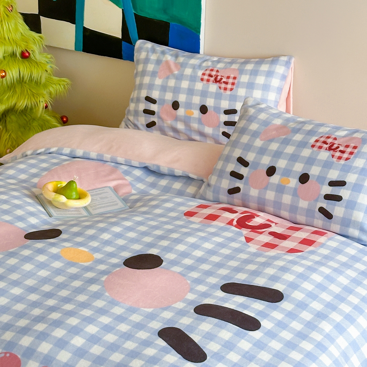 91家纺网 家纺一手货源 找家纺 桃子家居 2025新品A类ins博主大版卡通数码印花加厚牛奶绒系列四件套 绒大版-蓝粉可爱猫