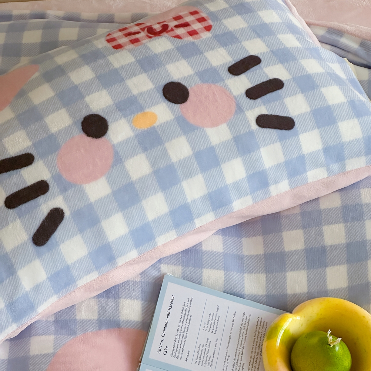 91家纺网 家纺一手货源 找家纺 桃子家居 2025新品A类ins博主大版卡通数码印花加厚牛奶绒系列四件套 绒大版-蓝粉可爱猫