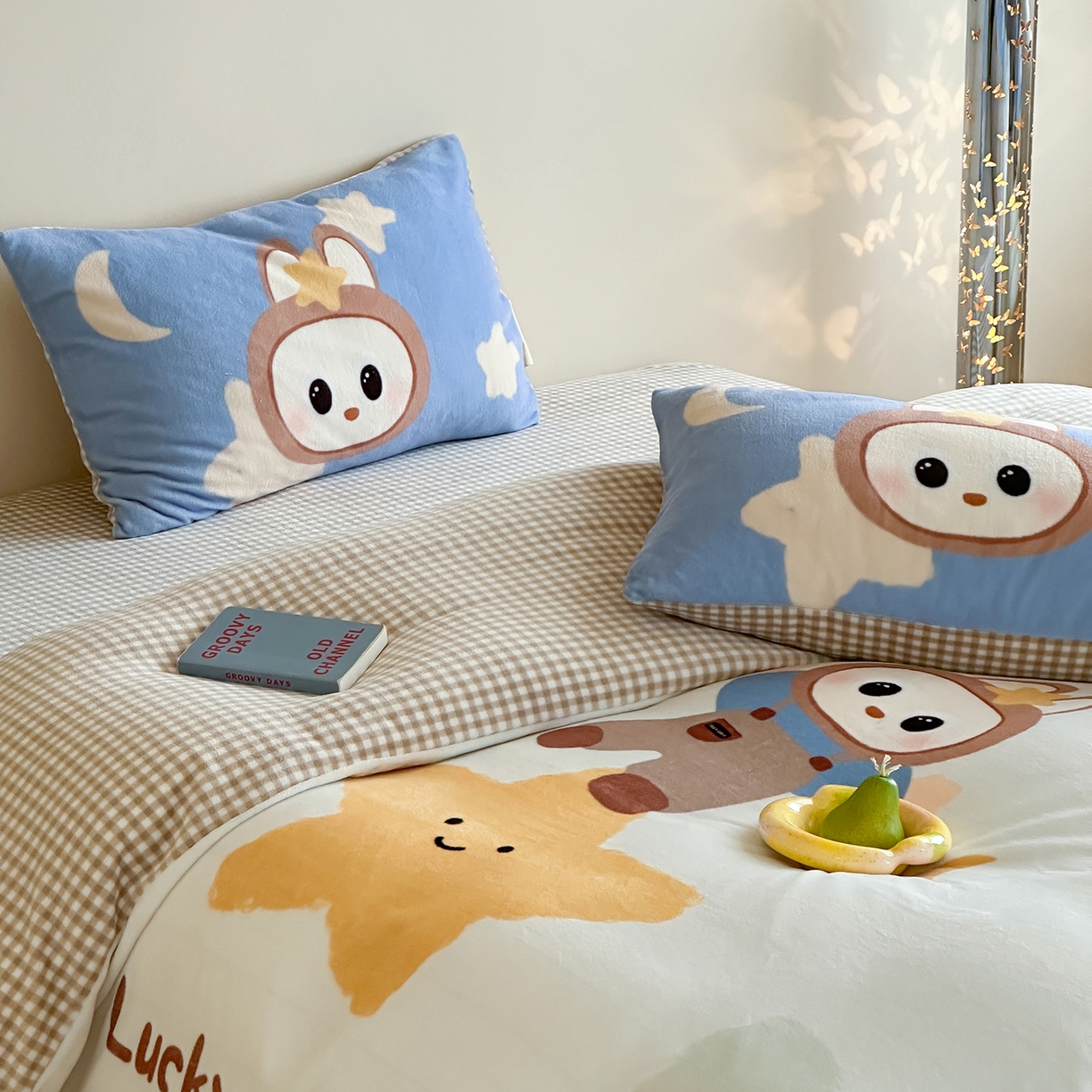 91家纺网 家纺一手货源 找家纺 桃子家居 2025新品A类ins博主大版卡通数码印花加厚牛奶绒系列四件套 绒大版-幸运星