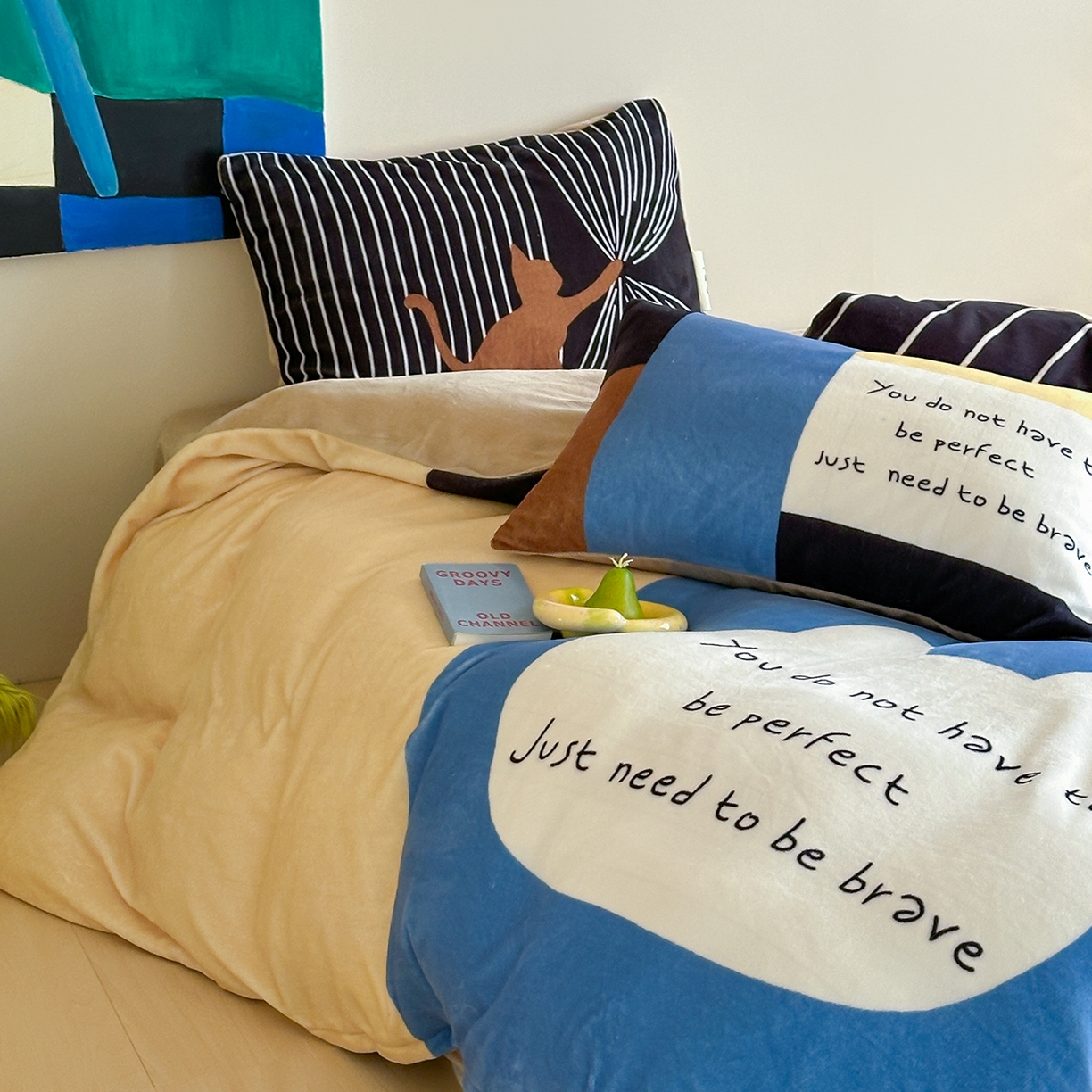 91家纺网 家纺一手货源 找家纺 桃子家居 2025新品A类ins博主大版卡通数码印花加厚牛奶绒系列四件套 绒大版-思想猫