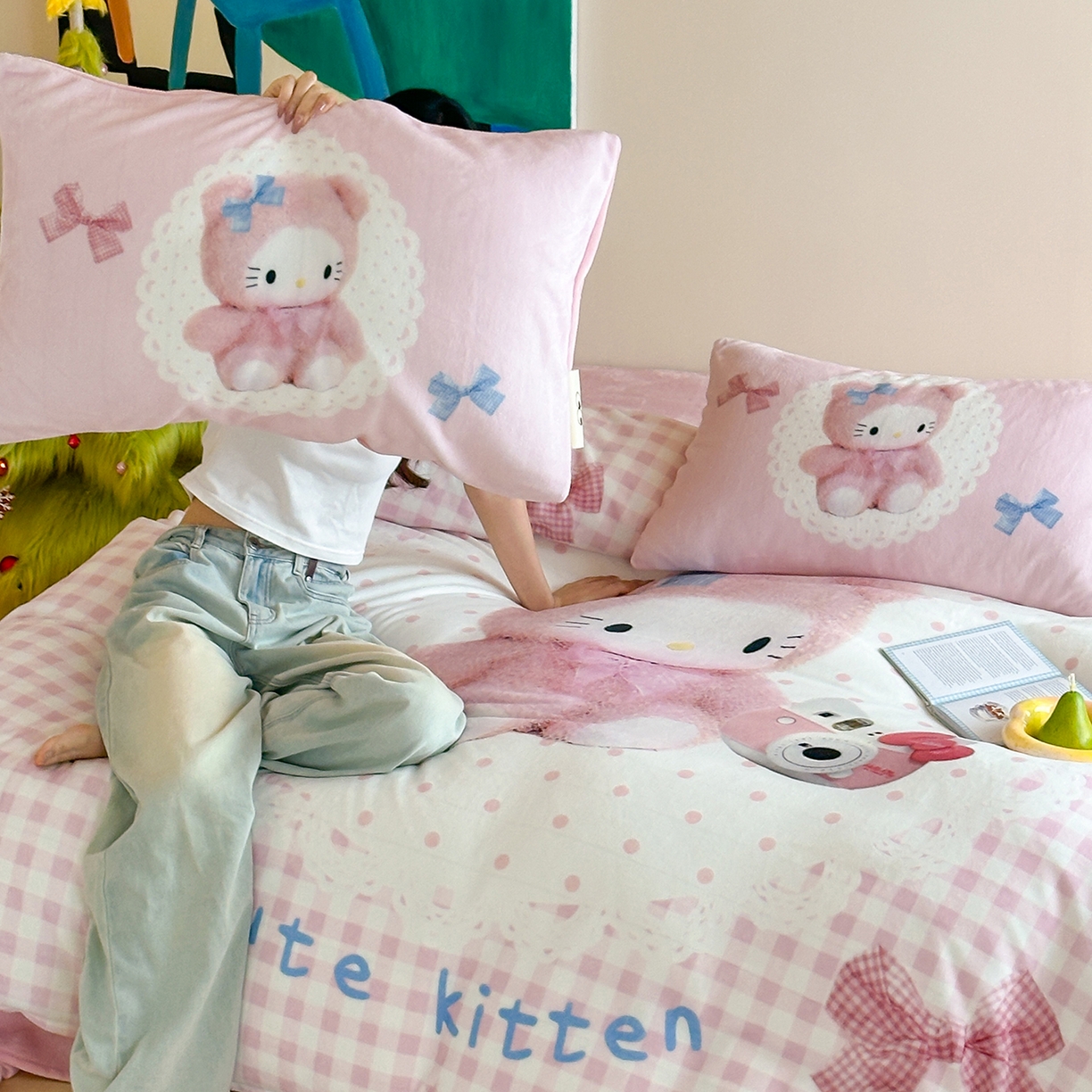 91家纺网 家纺一手货源 找家纺 桃子家居 2025新品A类ins博主大版卡通数码印花加厚牛奶绒系列四件套 绒大版-粉格蕾丝喵