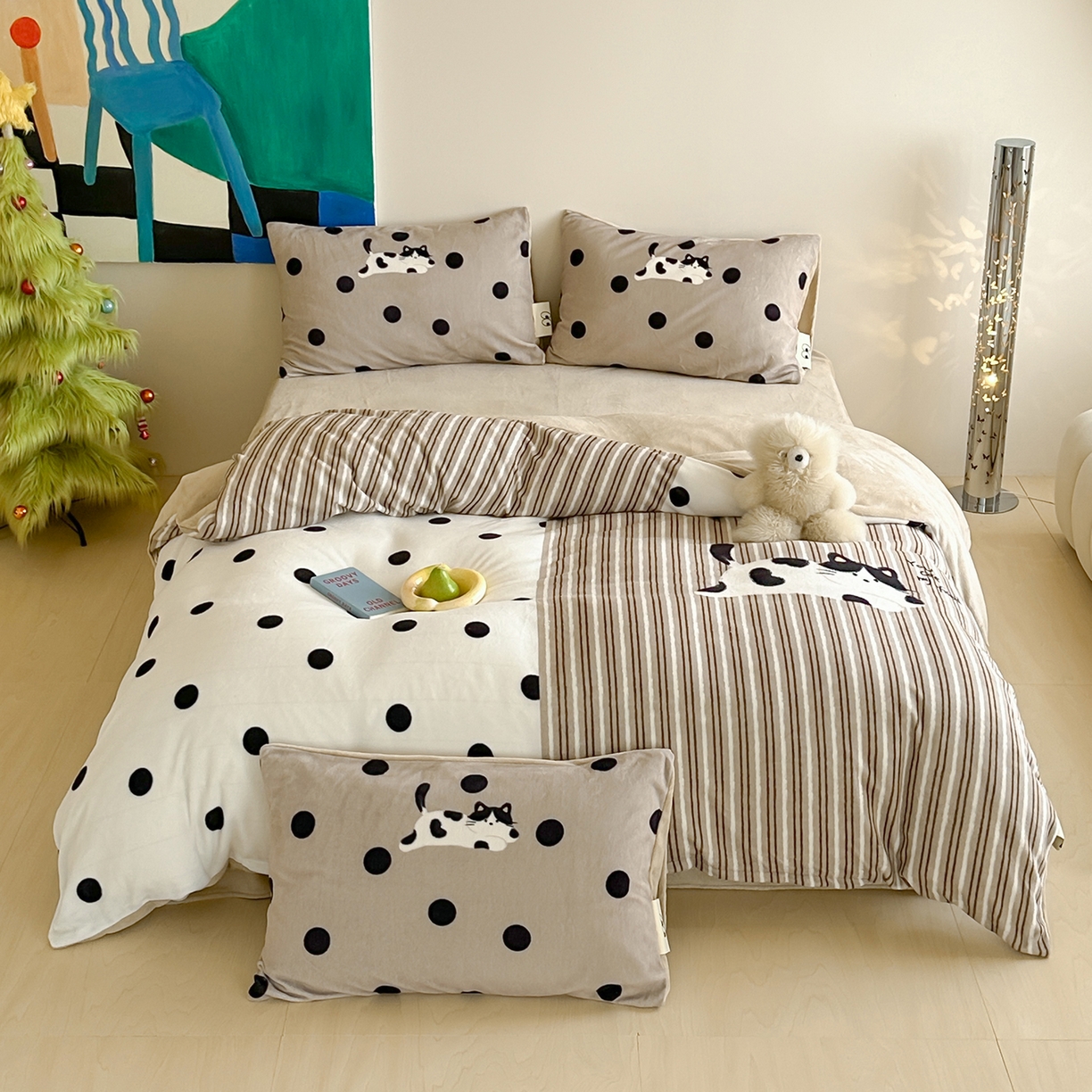 91家纺网 家纺一手货源 找家纺 桃子家居 2025新品A类ins博主大版卡通数码印花加厚牛奶绒系列四件套 绒大版-奶茶猫