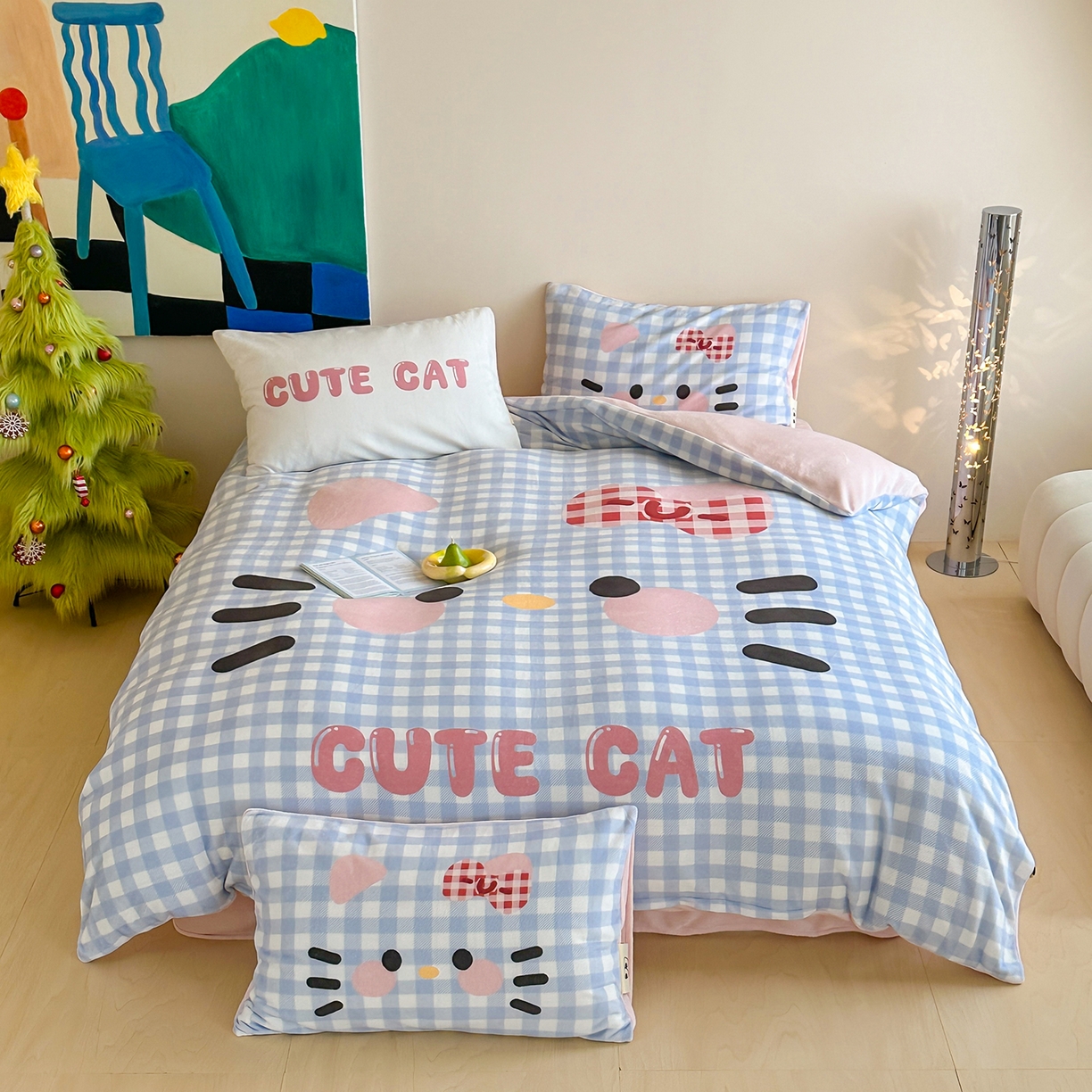 91家纺网 家纺一手货源 找家纺 桃子家居 2025新品A类ins博主大版卡通数码印花加厚牛奶绒系列四件套 绒大版-蓝粉可爱猫