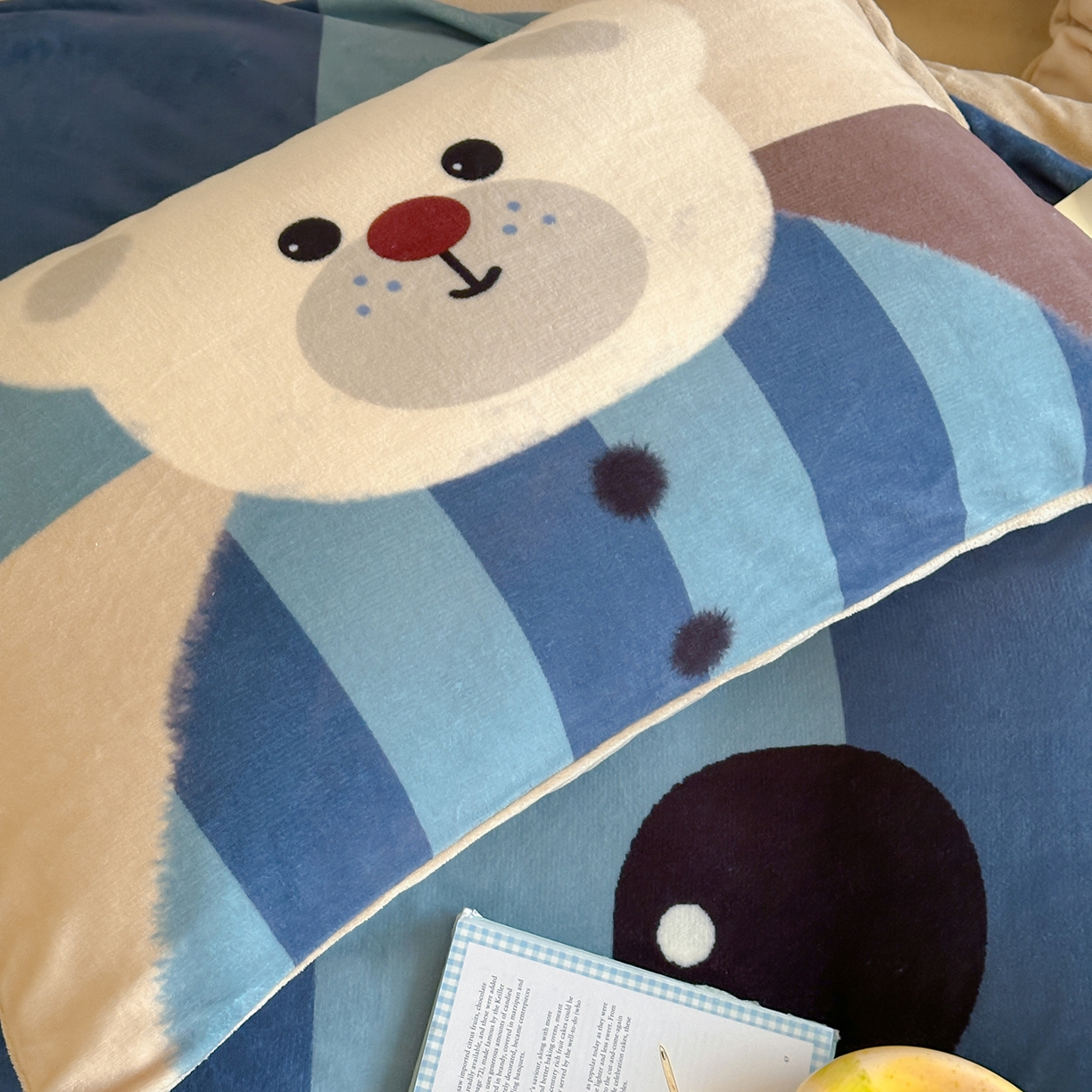 91家纺网 家纺一手货源 找家纺 桃子家居 2025新品A类ins博主大版卡通数码印花加厚牛奶绒系列四件套 绒大版-格格熊