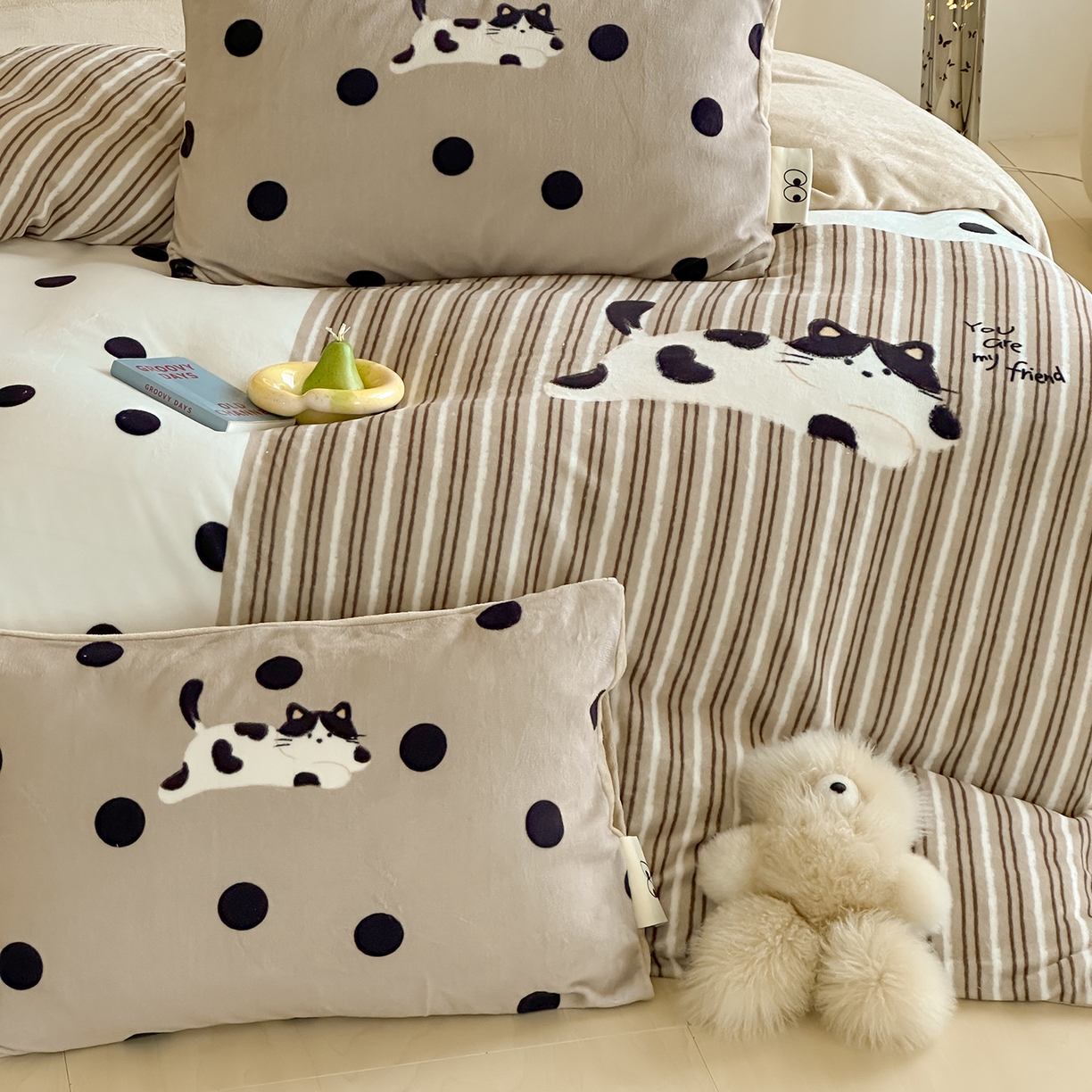 91家纺网 家纺一手货源 找家纺 桃子家居 2025新品A类ins博主大版卡通数码印花加厚牛奶绒系列四件套 绒大版-奶茶猫