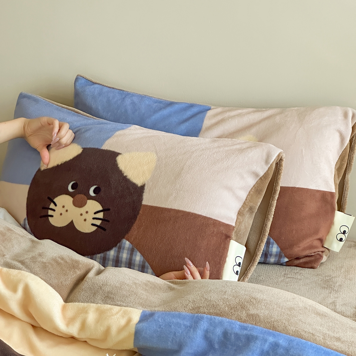 91家纺网 家纺一手货源 找家纺 桃子家居 2025新品A类ins博主大版卡通数码印花加厚牛奶绒系列四件套 绒大版-格子猫