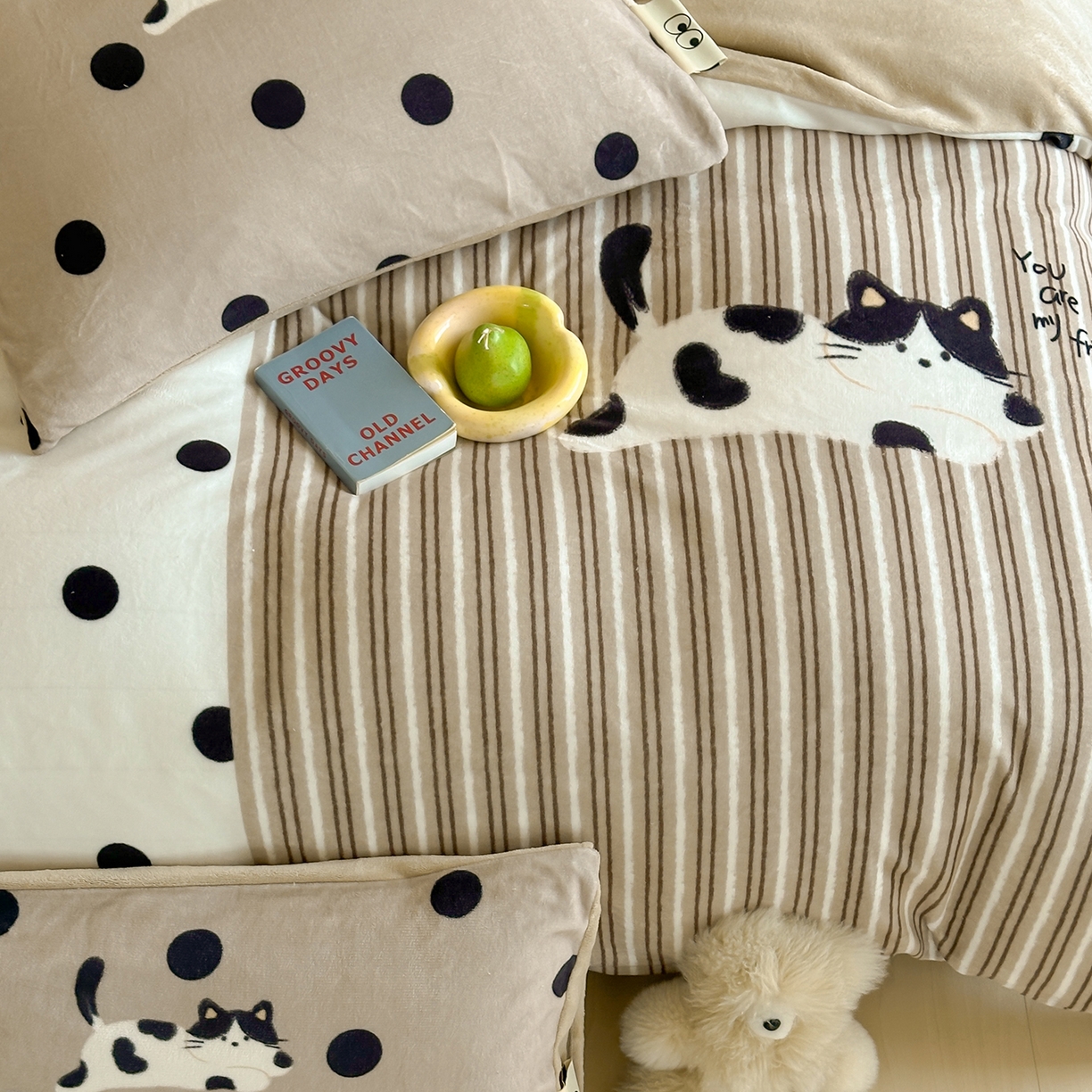 91家纺网 家纺一手货源 找家纺 桃子家居 2025新品A类ins博主大版卡通数码印花加厚牛奶绒系列四件套 绒大版-奶茶猫