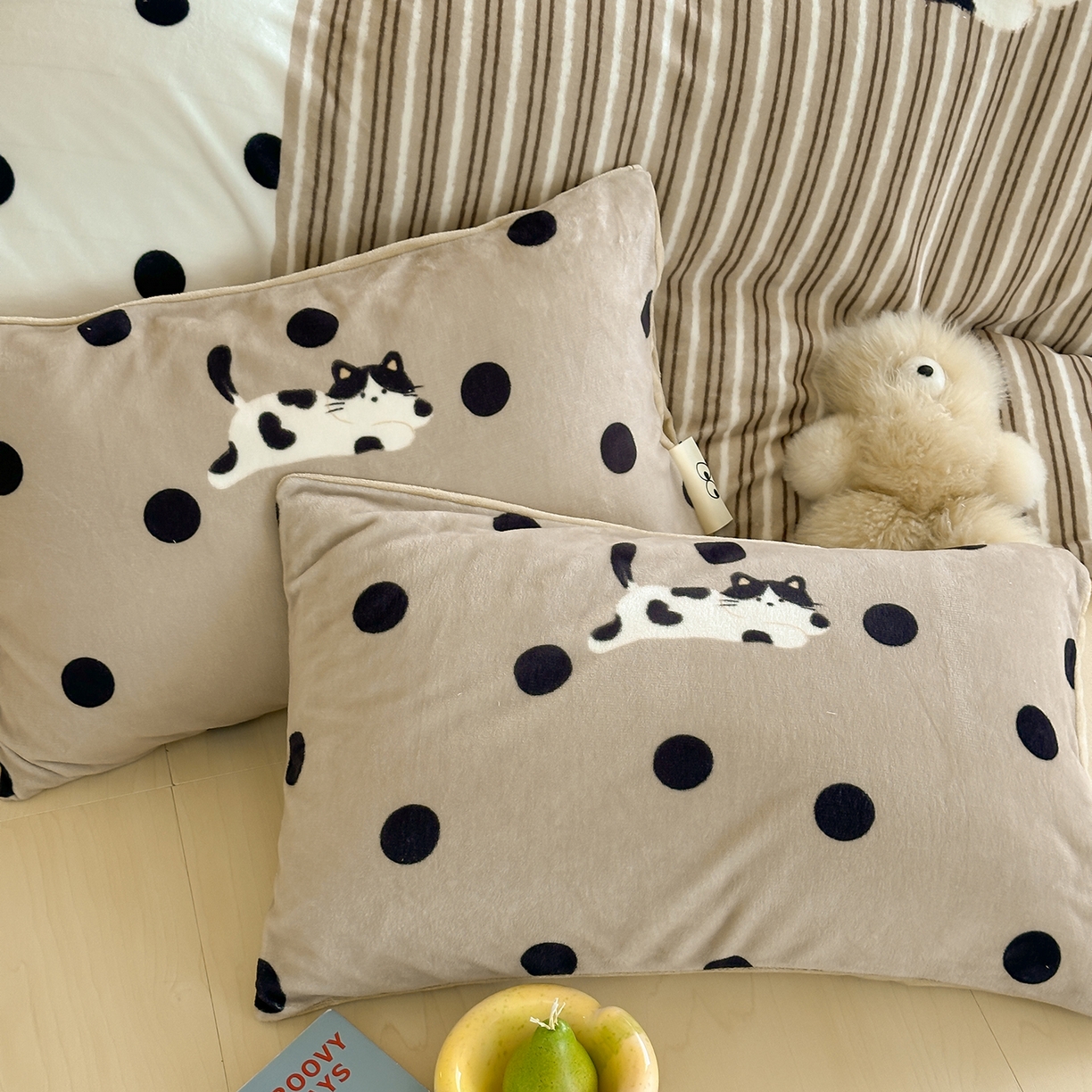 91家纺网 家纺一手货源 找家纺 桃子家居 2025新品A类ins博主大版卡通数码印花加厚牛奶绒系列四件套 绒大版-奶茶猫