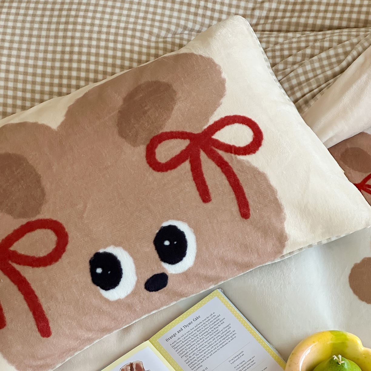 91家纺网 家纺一手货源 找家纺 桃子家居 2025新品A类ins博主大版卡通数码印花加厚牛奶绒系列四件套 绒大版-奶油番茄兔