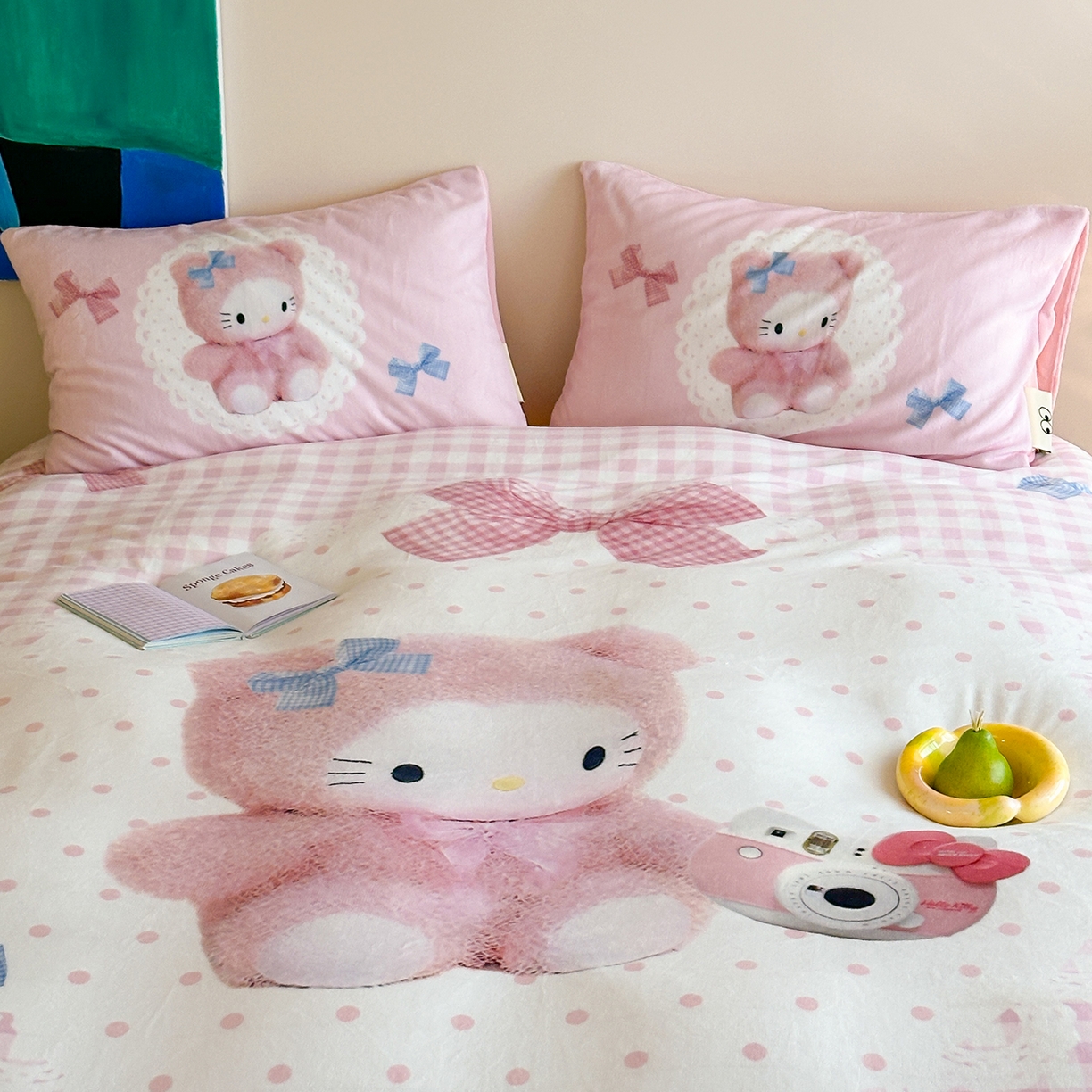 91家纺网 家纺一手货源 找家纺 桃子家居 2025新品A类ins博主大版卡通数码印花加厚牛奶绒系列四件套 绒大版-粉格蕾丝喵