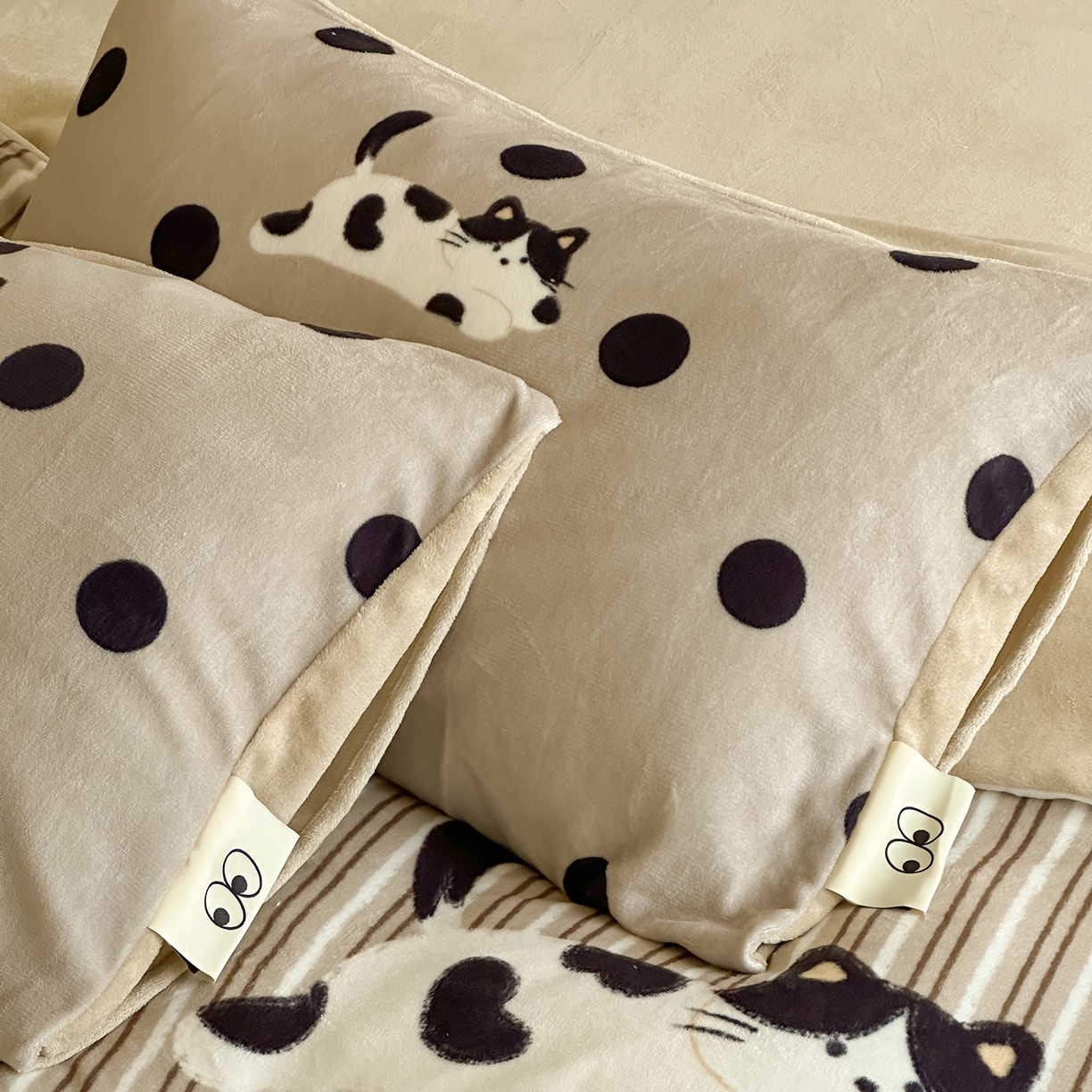 91家纺网 家纺一手货源 找家纺 桃子家居 2025新品A类ins博主大版卡通数码印花加厚牛奶绒系列四件套 绒大版-奶茶猫