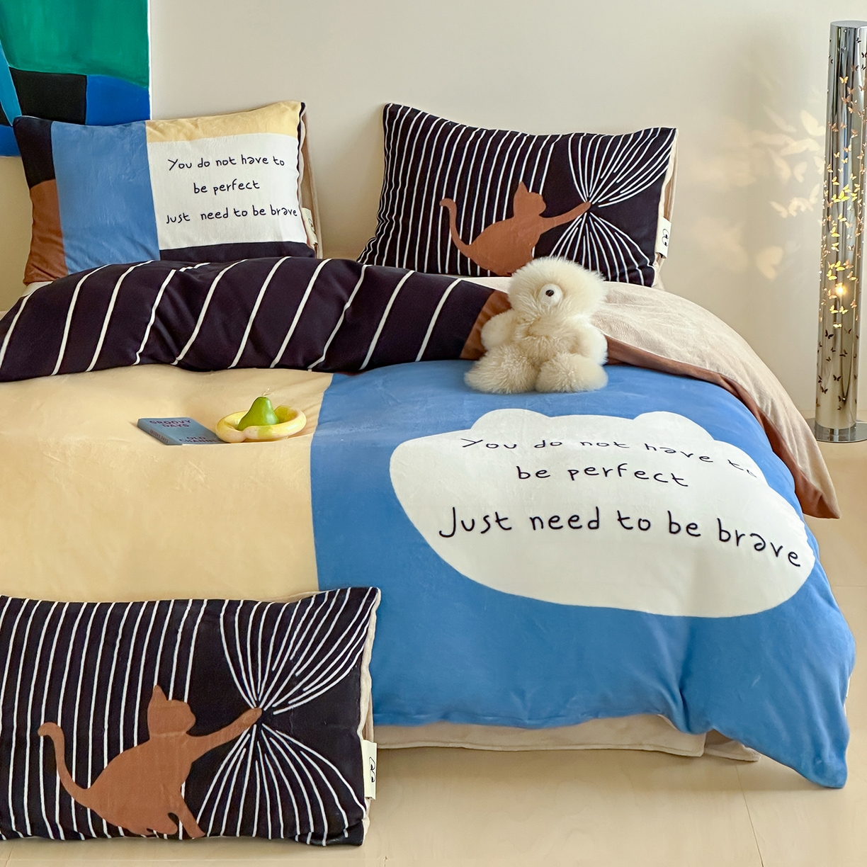 91家纺网 家纺一手货源 找家纺 桃子家居 2025新品A类ins博主大版卡通数码印花加厚牛奶绒系列四件套 绒大版-思想猫