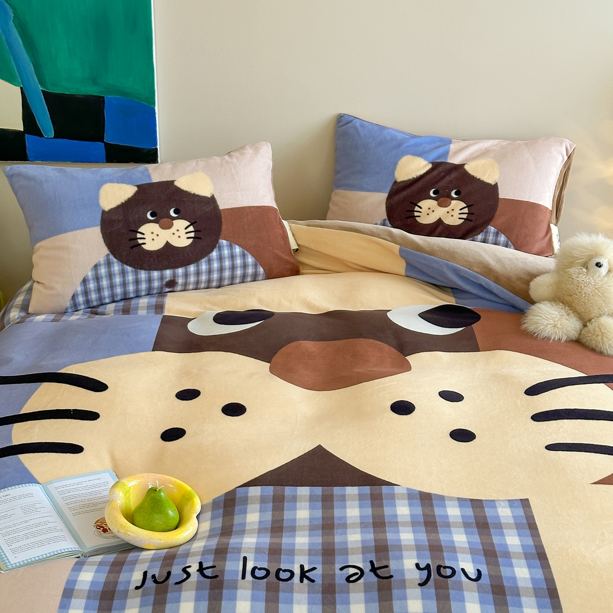 91家纺网 家纺一手货源 找家纺 桃子家居 2025新品A类ins博主大版卡通数码印花加厚牛奶绒系列四件套 绒大版-格子猫