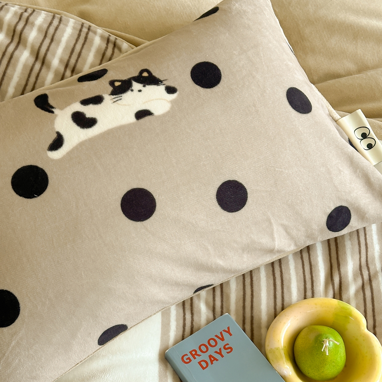 91家纺网 家纺一手货源 找家纺 桃子家居 2025新品A类ins博主大版卡通数码印花加厚牛奶绒系列四件套 绒大版-奶茶猫