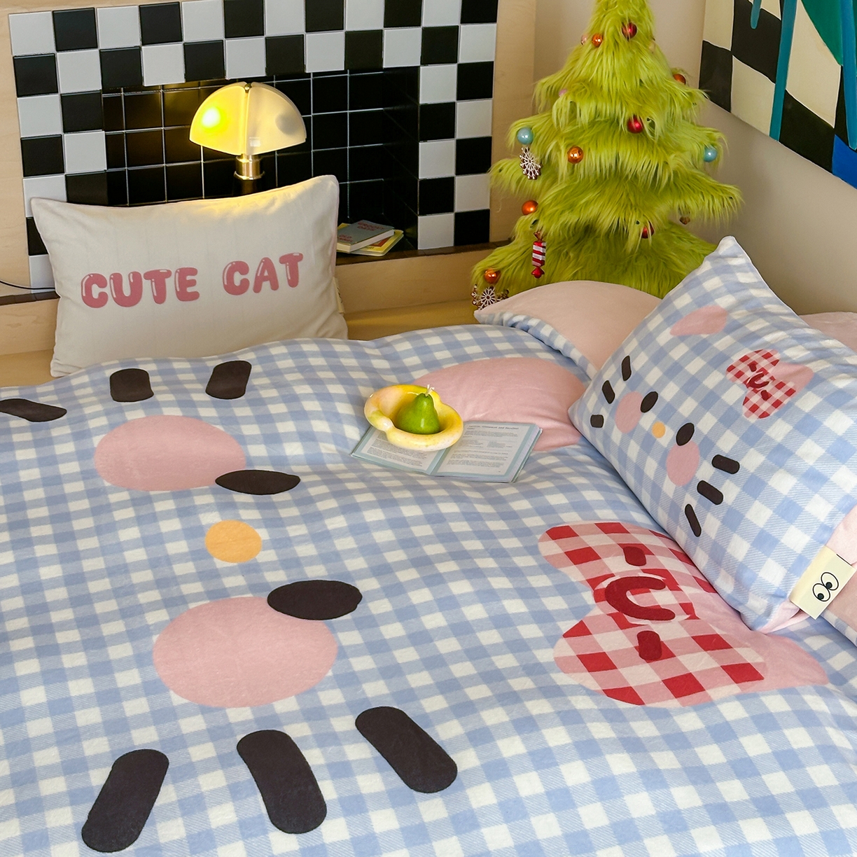 91家纺网 家纺一手货源 找家纺 桃子家居 2025新品A类ins博主大版卡通数码印花加厚牛奶绒系列四件套 绒大版-蓝粉可爱猫