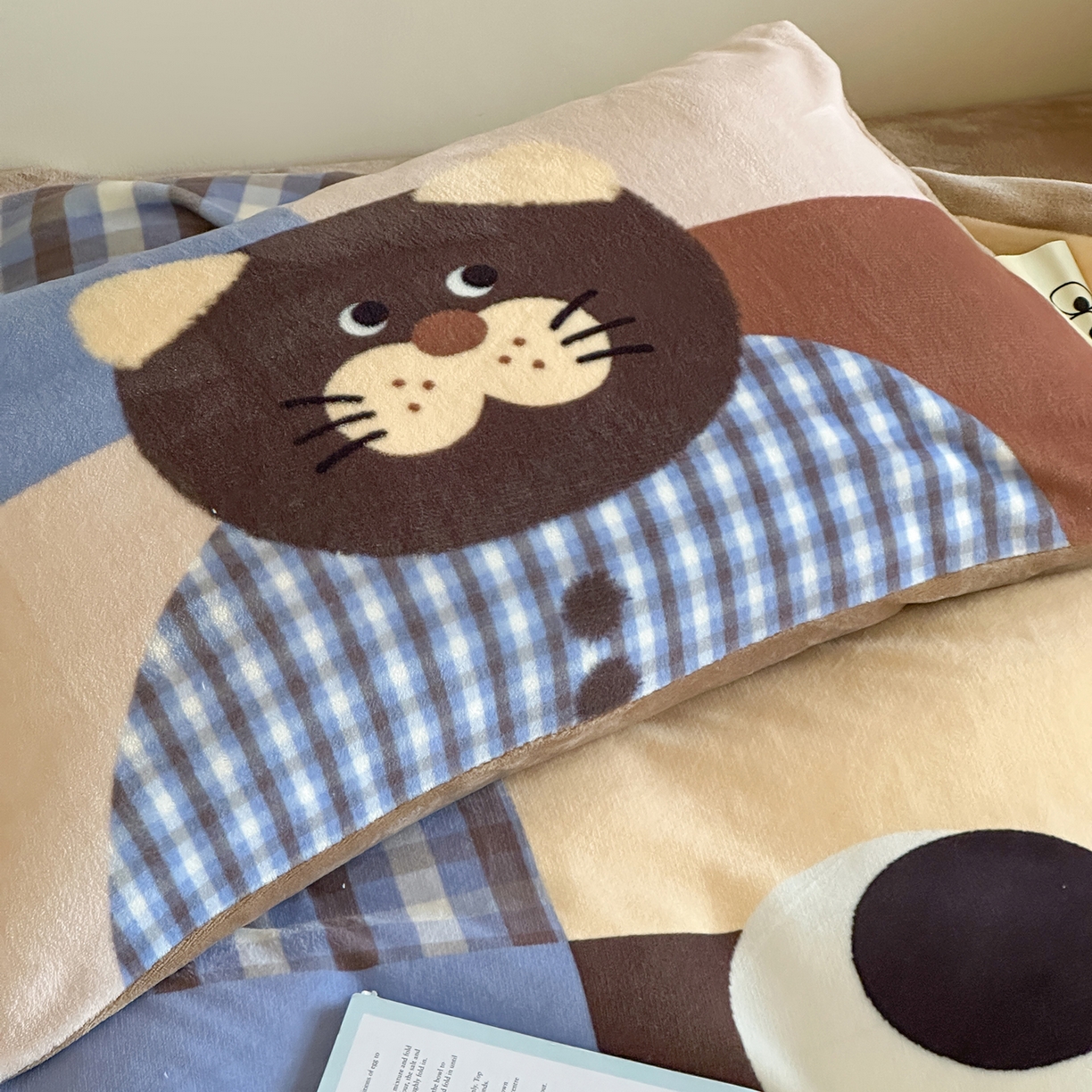 91家纺网 家纺一手货源 找家纺 桃子家居 2025新品A类ins博主大版卡通数码印花加厚牛奶绒系列四件套 绒大版-格子猫