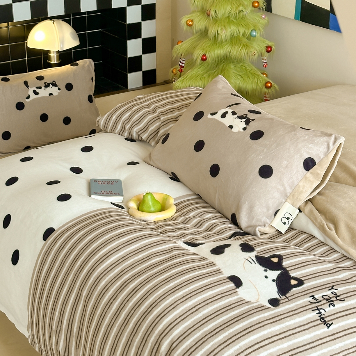 91家纺网 家纺一手货源 找家纺 桃子家居 2025新品A类ins博主大版卡通数码印花加厚牛奶绒系列四件套 绒大版-奶茶猫