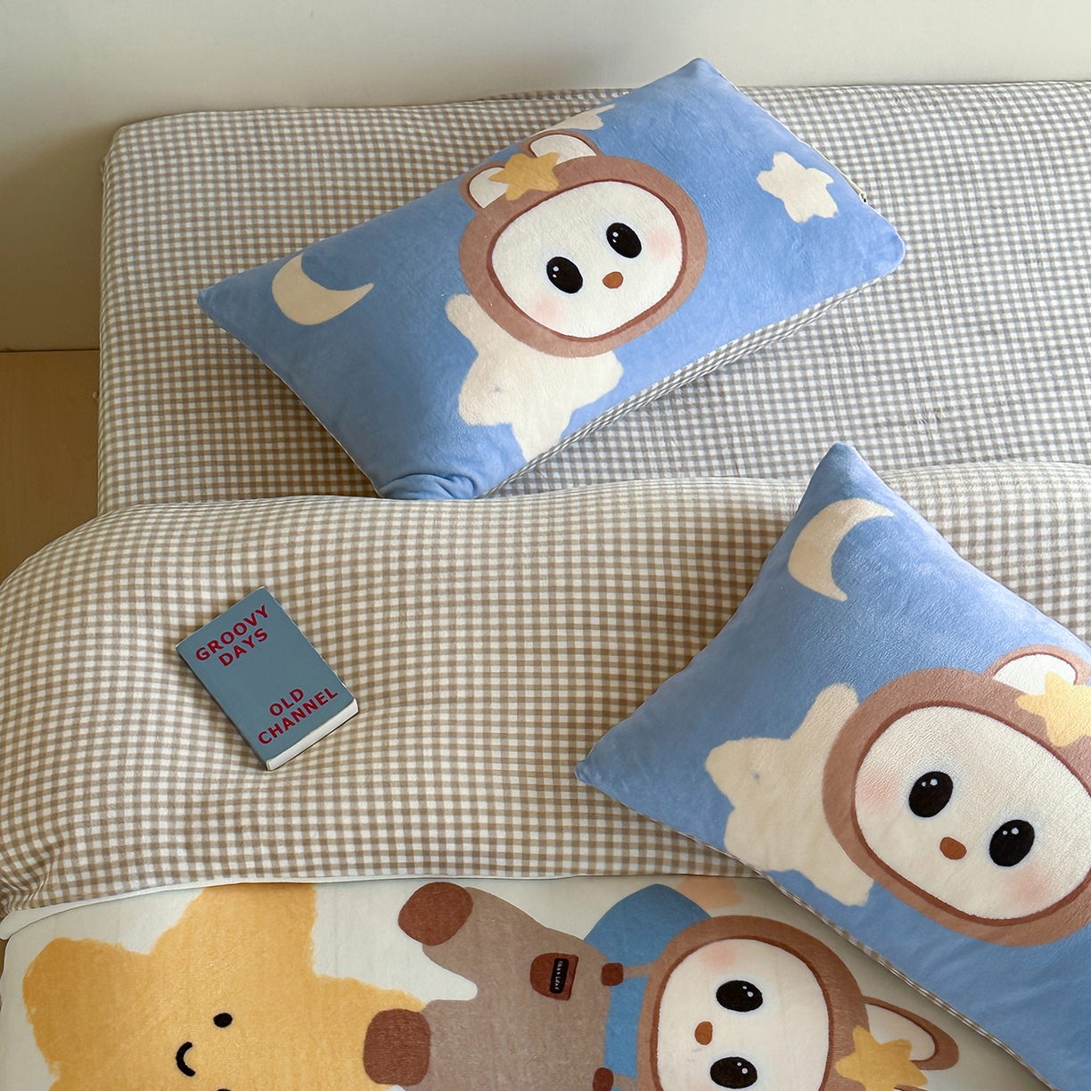 91家纺网 家纺一手货源 找家纺 桃子家居 2025新品A类ins博主大版卡通数码印花加厚牛奶绒系列四件套 绒大版-幸运星