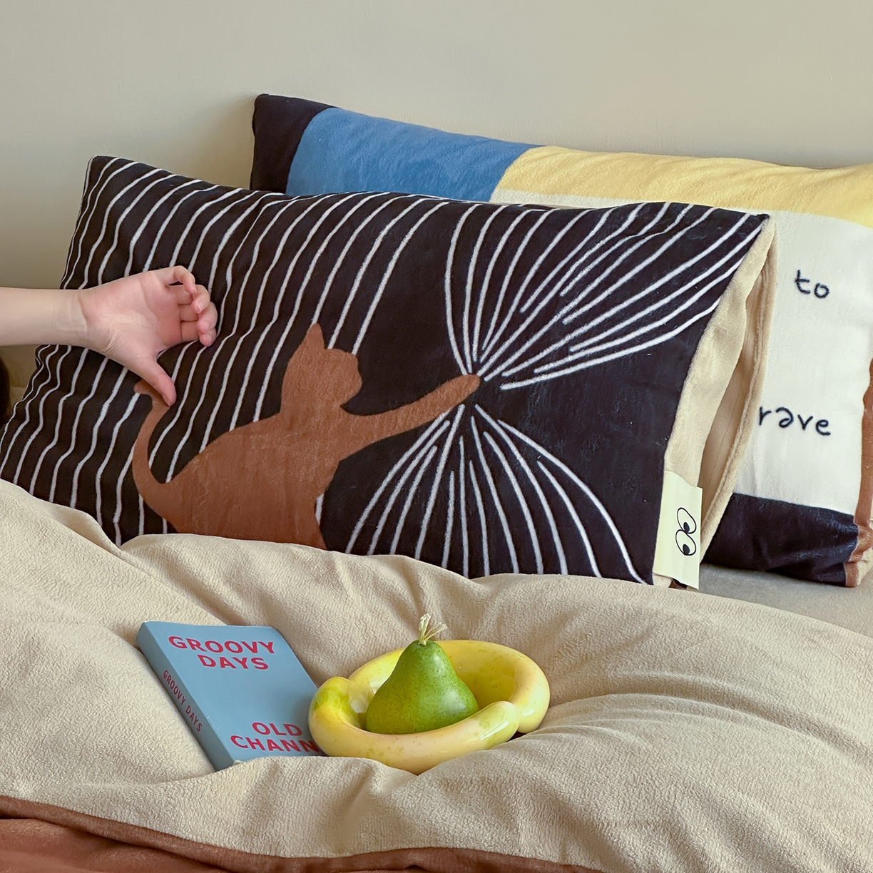 91家纺网 家纺一手货源 找家纺 桃子家居 2025新品A类ins博主大版卡通数码印花加厚牛奶绒系列四件套 绒大版-思想猫