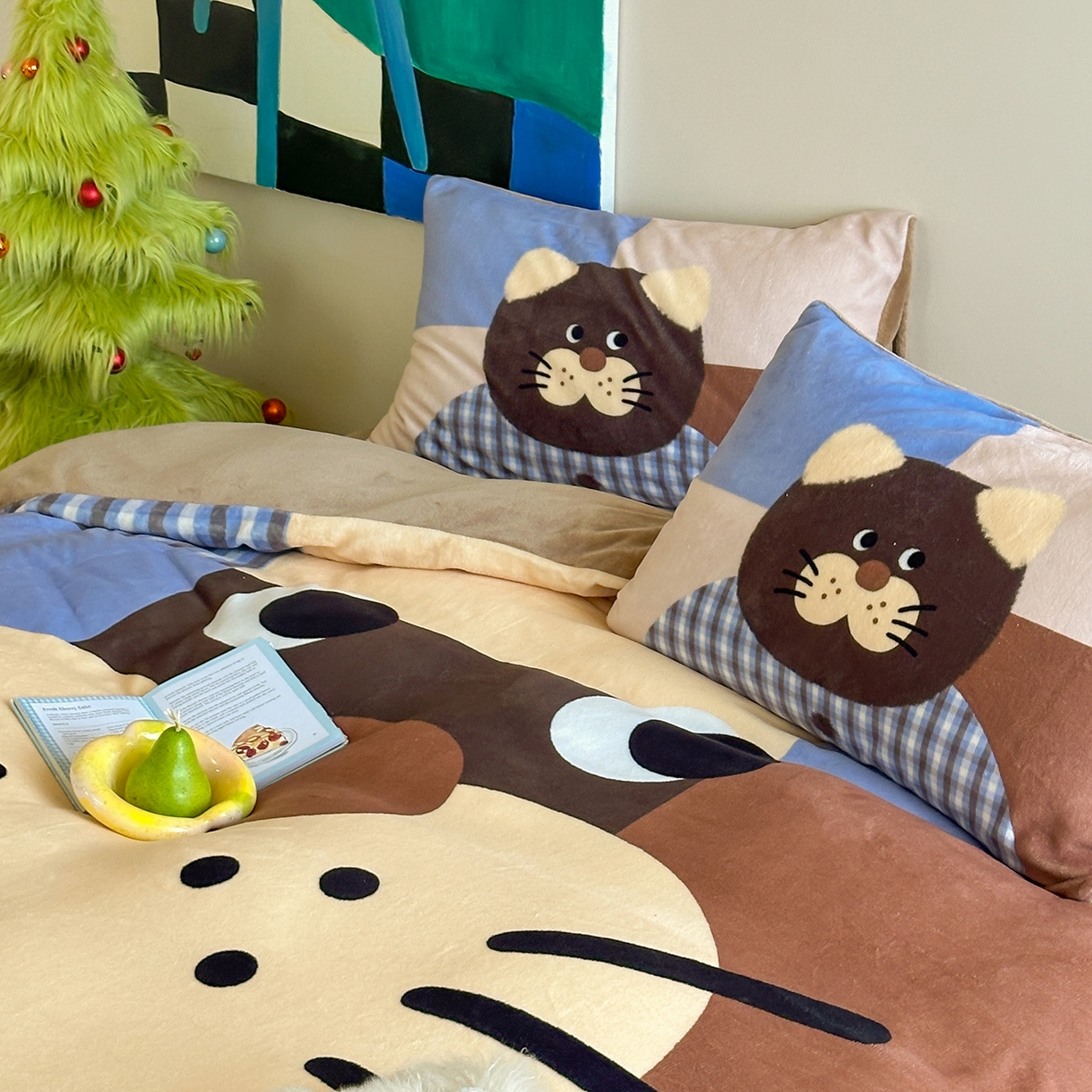 91家纺网 家纺一手货源 找家纺 桃子家居 2025新品A类ins博主大版卡通数码印花加厚牛奶绒系列四件套 绒大版-格子猫