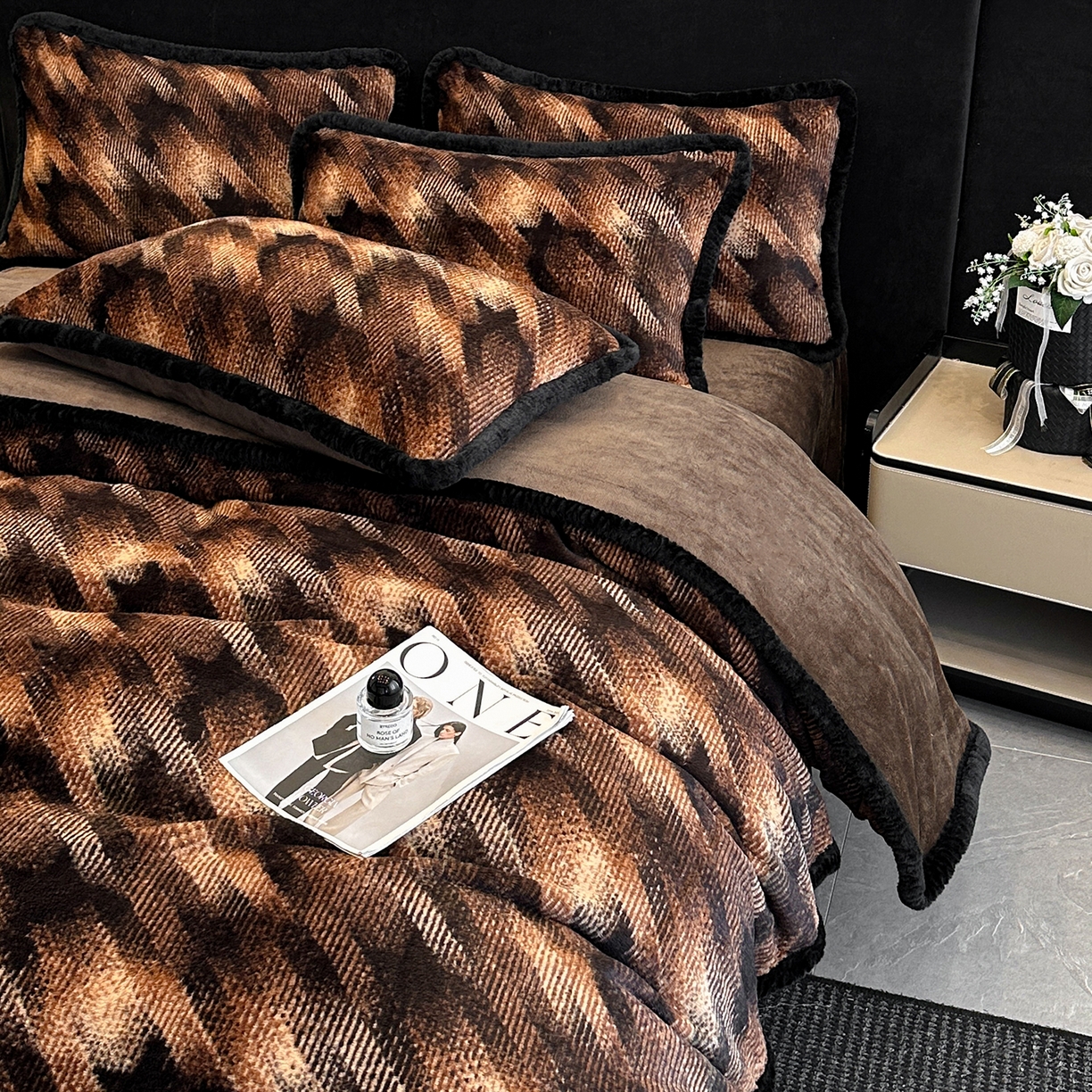 91家纺网 家纺一手货源 找家纺 民新家纺 2025新款兔毛绒包边款四件套 千鸟格