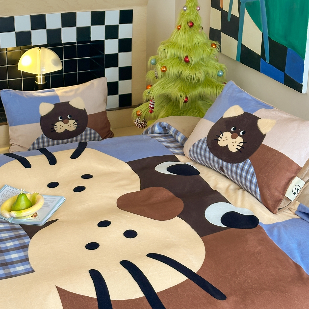 91家纺网 家纺一手货源 找家纺 桃子家居 2025新品A类ins博主大版卡通数码印花加厚牛奶绒系列四件套 绒大版-格子猫