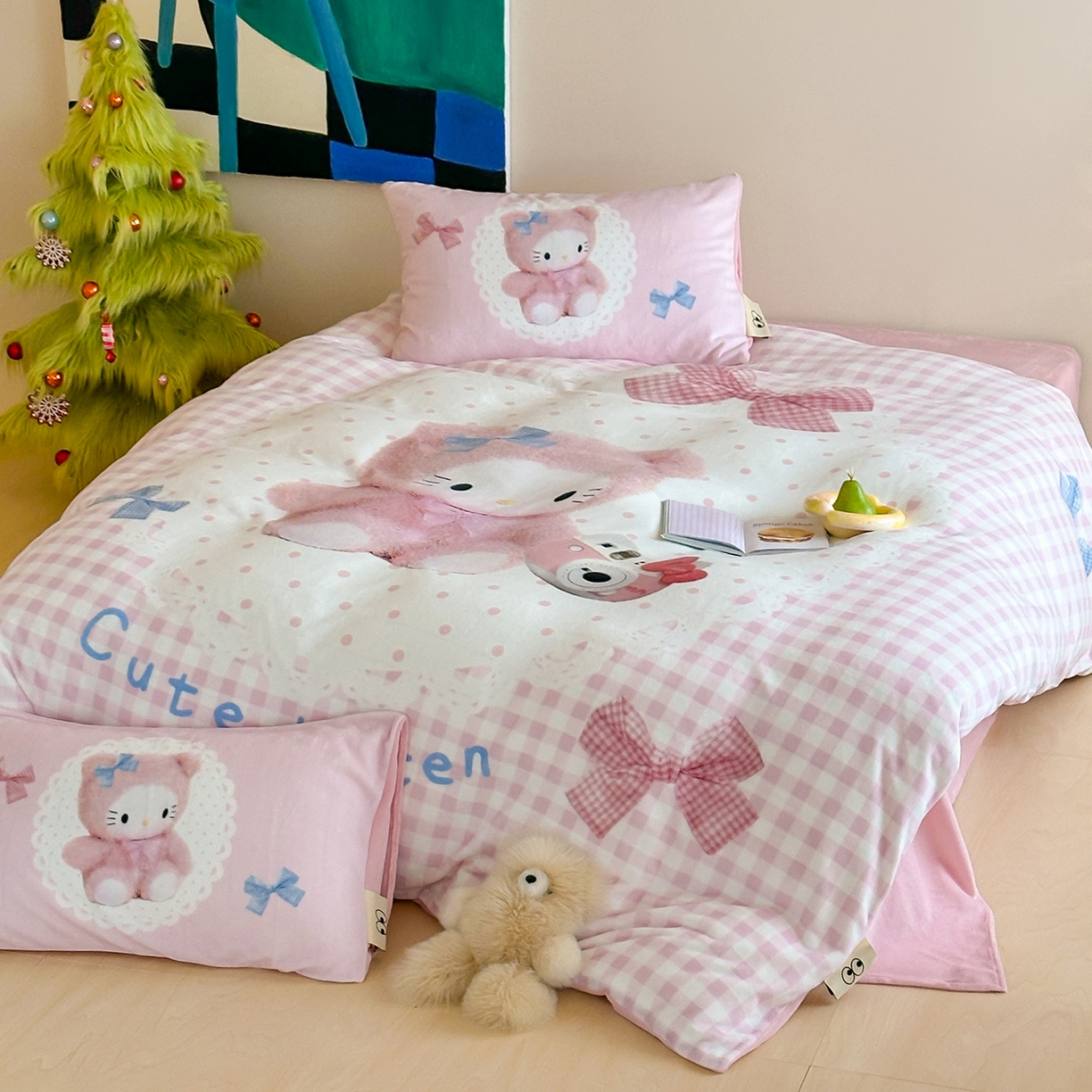 91家纺网 家纺一手货源 找家纺 桃子家居 2025新品A类ins博主大版卡通数码印花加厚牛奶绒系列四件套 绒大版-粉格蕾丝喵