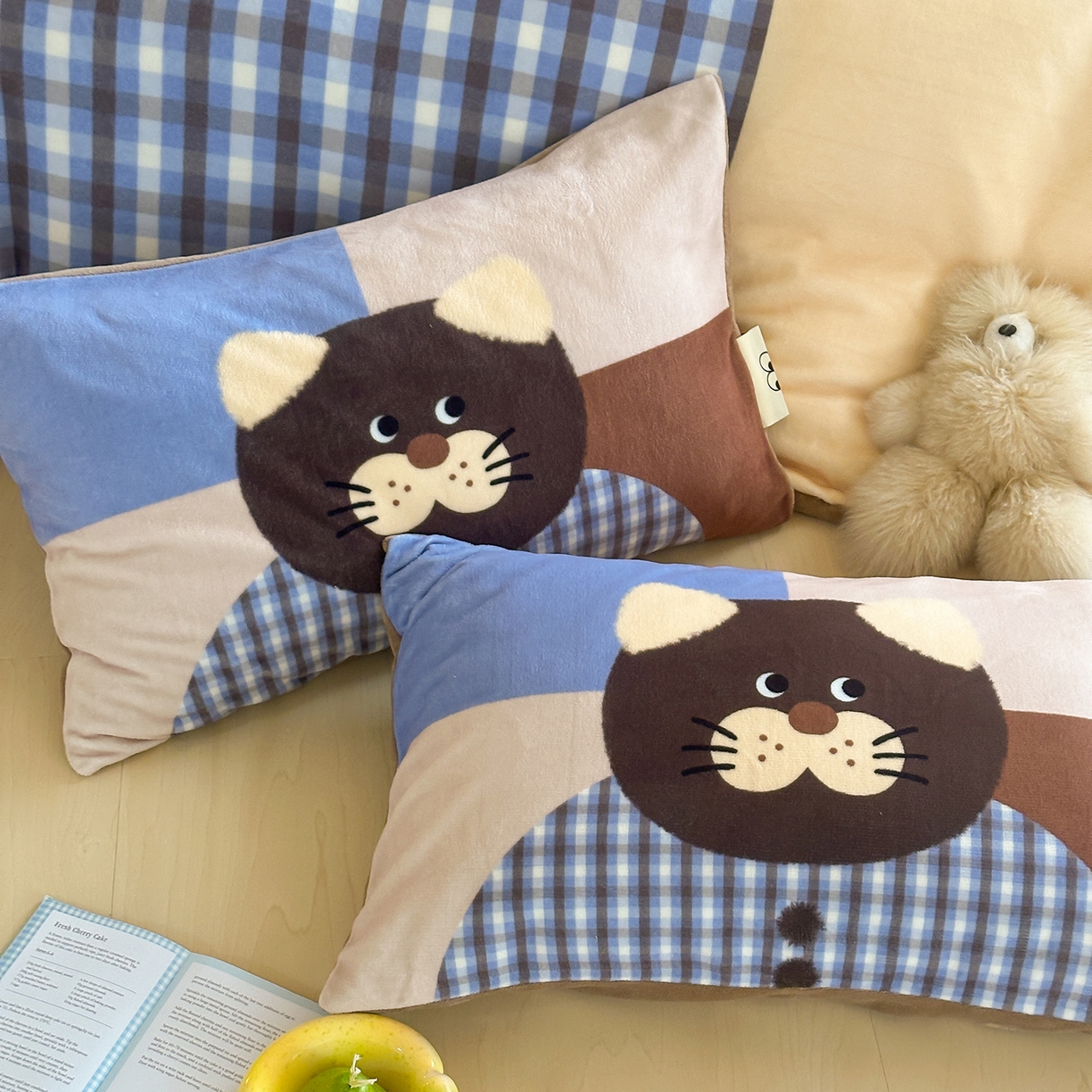 91家纺网 家纺一手货源 找家纺 桃子家居 2025新品A类ins博主大版卡通数码印花加厚牛奶绒系列四件套 绒大版-格子猫