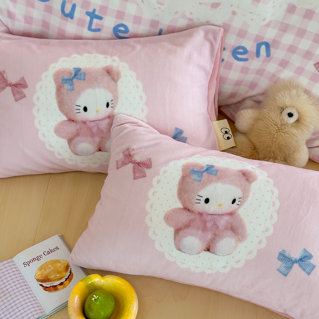 91家纺网 家纺一手货源 找家纺 桃子家居 2025新品A类ins博主大版卡通数码印花加厚牛奶绒系列四件套 绒大版-粉格蕾丝喵