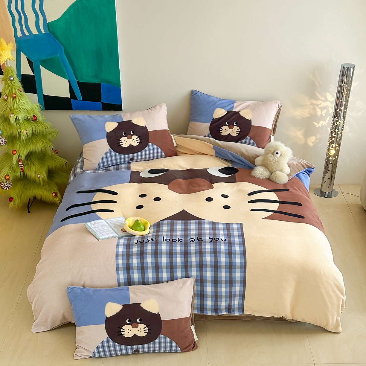 91家纺网 家纺一手货源 找家纺 桃子家居 2025新品A类ins博主大版卡通数码印花加厚牛奶绒系列四件套 绒大版-格子猫