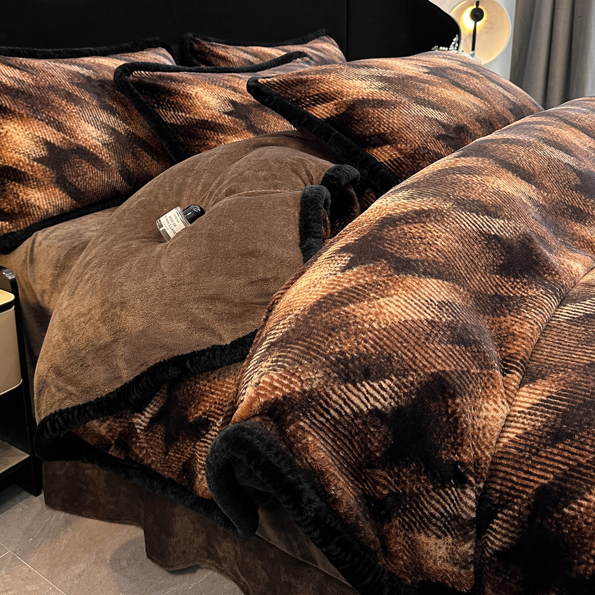 91家纺网 家纺一手货源 找家纺 民新家纺 2025新款兔毛绒包边款四件套 千鸟格