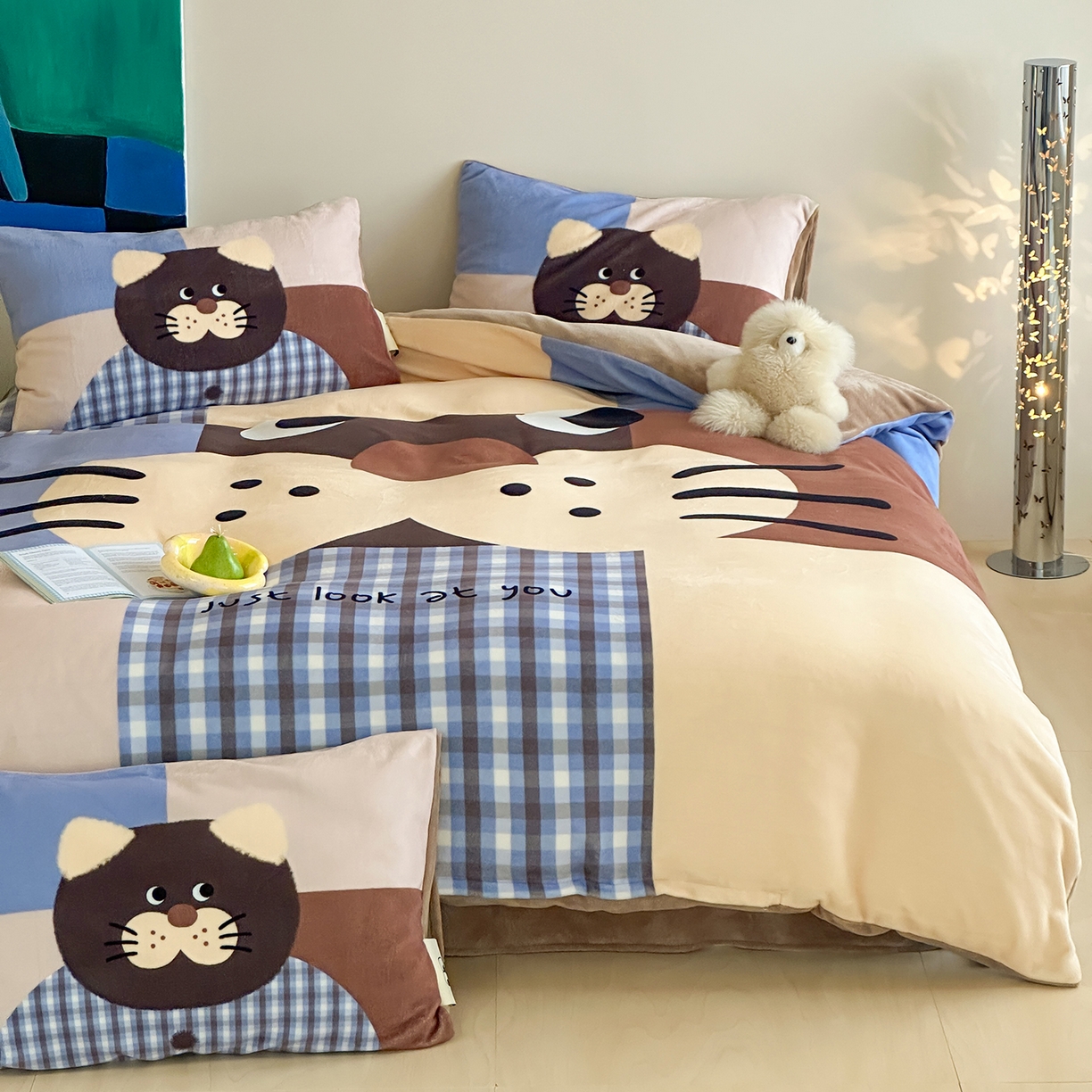 91家纺网 家纺一手货源 找家纺 桃子家居 2025新品A类ins博主大版卡通数码印花加厚牛奶绒系列四件套 绒大版-格子猫