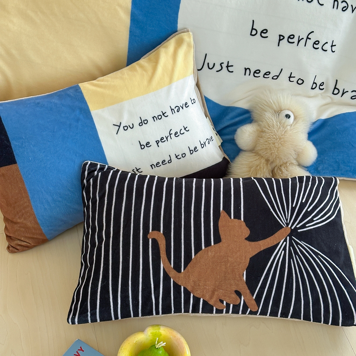 91家纺网 家纺一手货源 找家纺 桃子家居 2025新品A类ins博主大版卡通数码印花加厚牛奶绒系列四件套 绒大版-思想猫