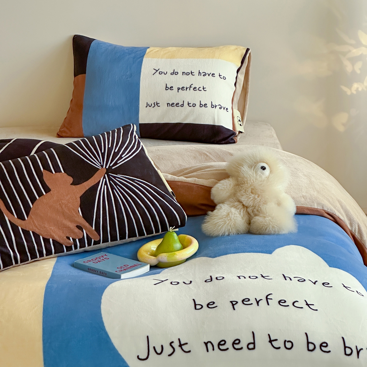 91家纺网 家纺一手货源 找家纺 桃子家居 2025新品A类ins博主大版卡通数码印花加厚牛奶绒系列四件套 绒大版-思想猫