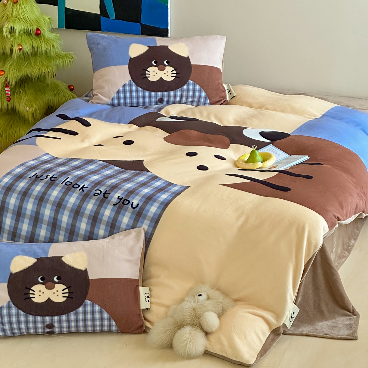 91家纺网 家纺一手货源 找家纺 桃子家居 2025新品A类ins博主大版卡通数码印花加厚牛奶绒系列四件套 绒大版-格子猫